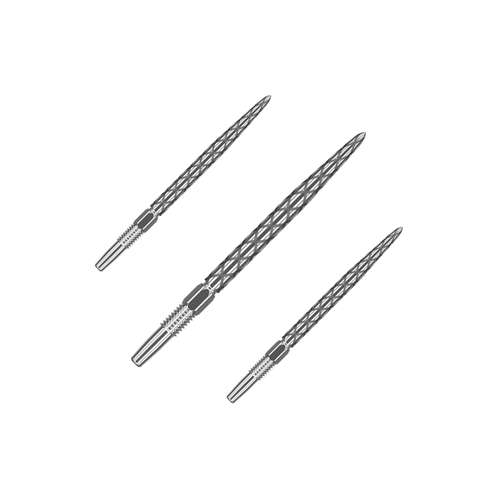 Punte per freccette Target Swiss Diamond Pro Silver Points Auf dem Bild sind drei silberne Dartspitzen mit einem rautenförmigen Muster zu sehen. Sie liegen parallel nebeneinander auf einem grünen Hintergrund.