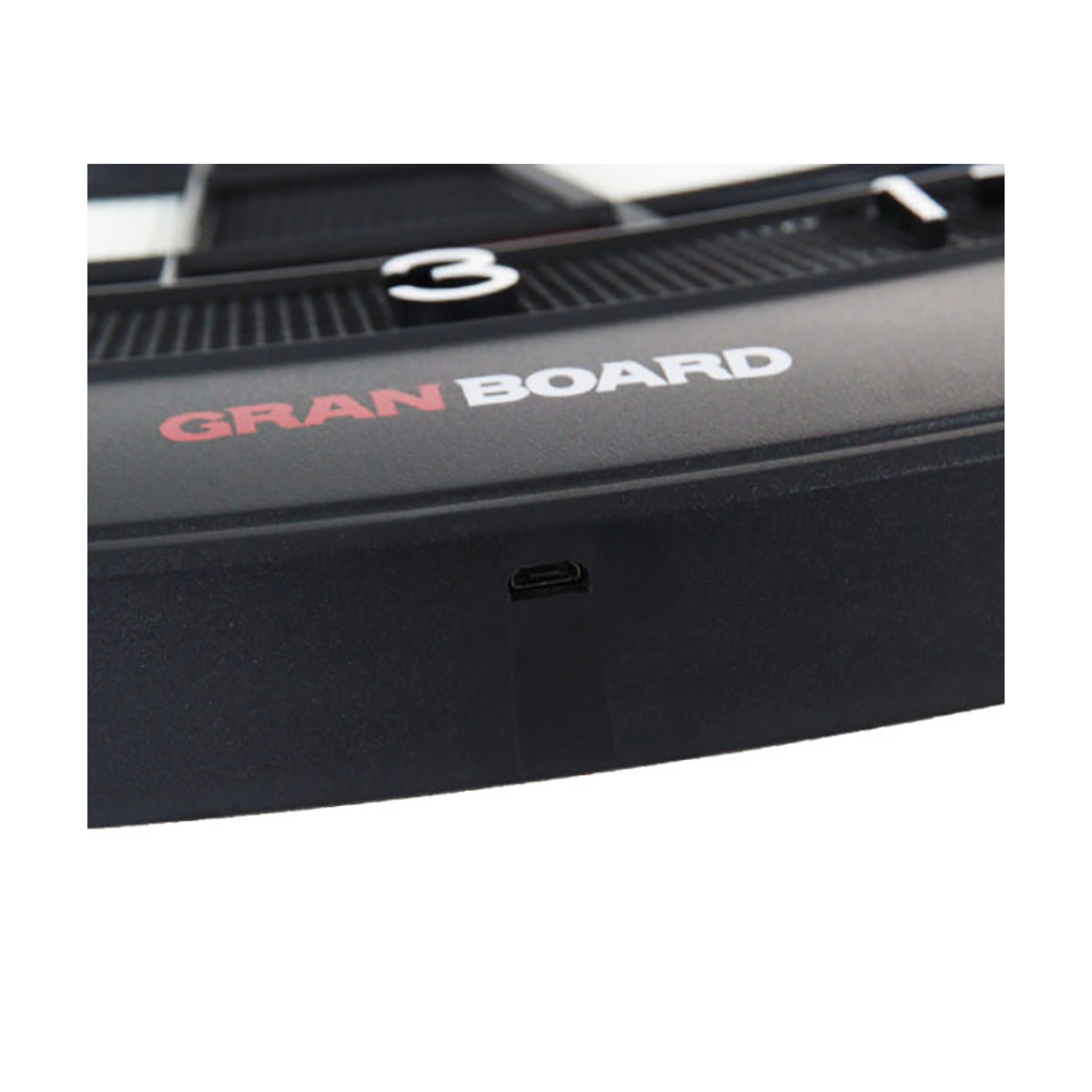 G01250_GranBoard_3S_LED_Elektronisches_Dartboard_4 Das Bild zeigt einen Nahaufnahme-Ausschnitt des GranBoard 3S LED Elektronischen Dartboards. Man sieht deutlich den Produktnamen und einen USB-Anschluss am Gehäuse.