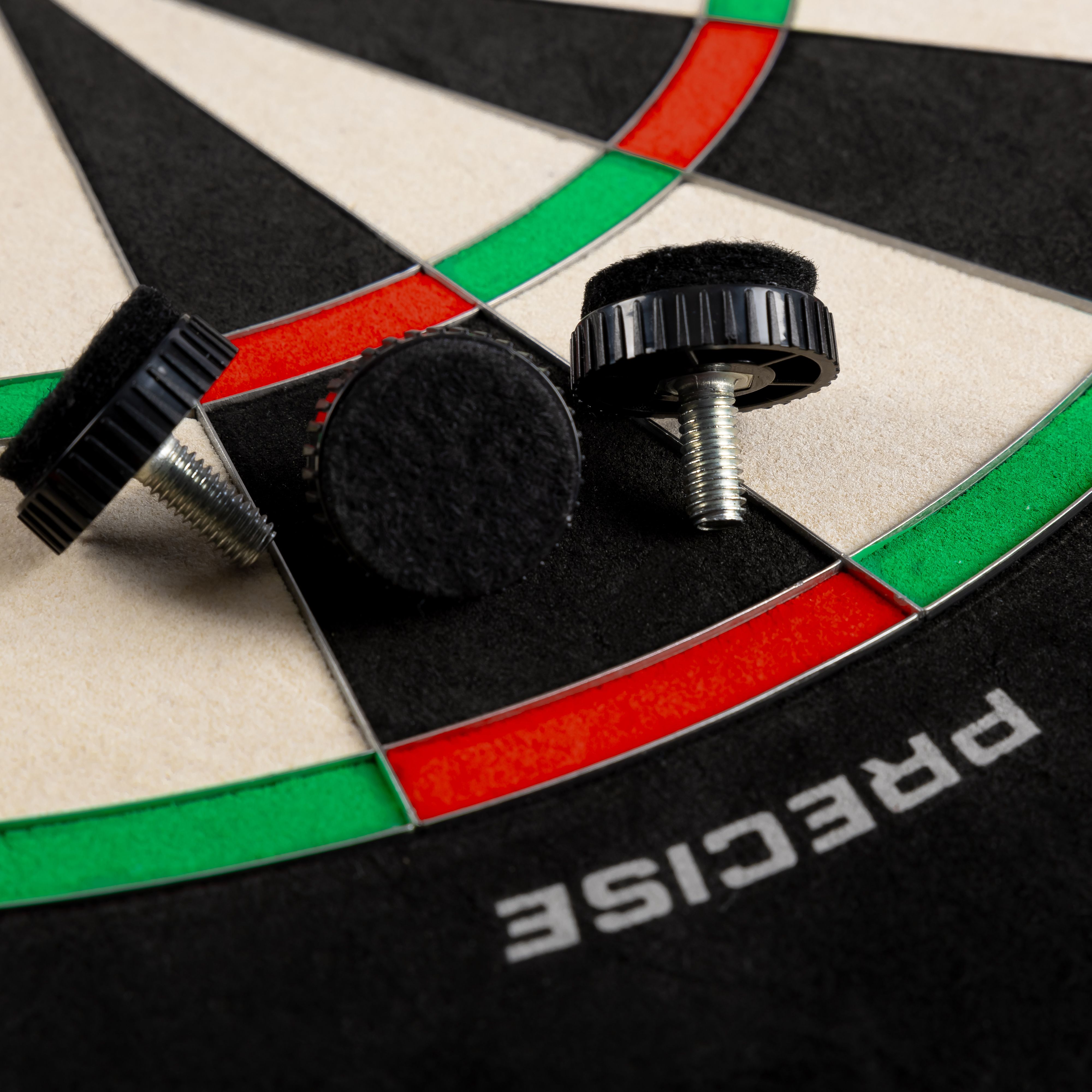 Bersaglio per freccette in acciaio Precise 180 Endorphine con anello numerico - Blu Artico Hier wird das Precise 180 Endorphine Steeldartboard mit Nummernring in Weiß dargestellt. Das Produkt ist speziell für Dartsportler entwickelt worden.