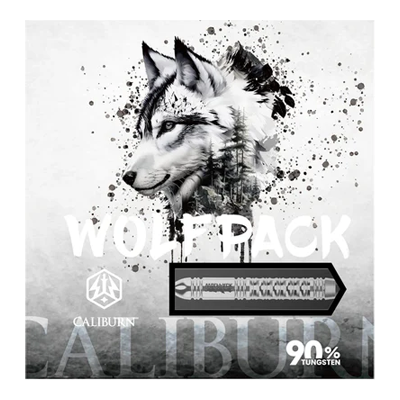 Freccette in acciaio Caliburn Wolfpack W1 - 23 g Das Bild zeigt die Verpackung der "Caliburn Wolfpack W1 Steeldarts - 23,5g". Auf der Vorderseite ist ein Wolfskopf zusammen mit einem abgebildeten Dartpfeil und dem Hinweis "90% Tungsten" zu sehen.