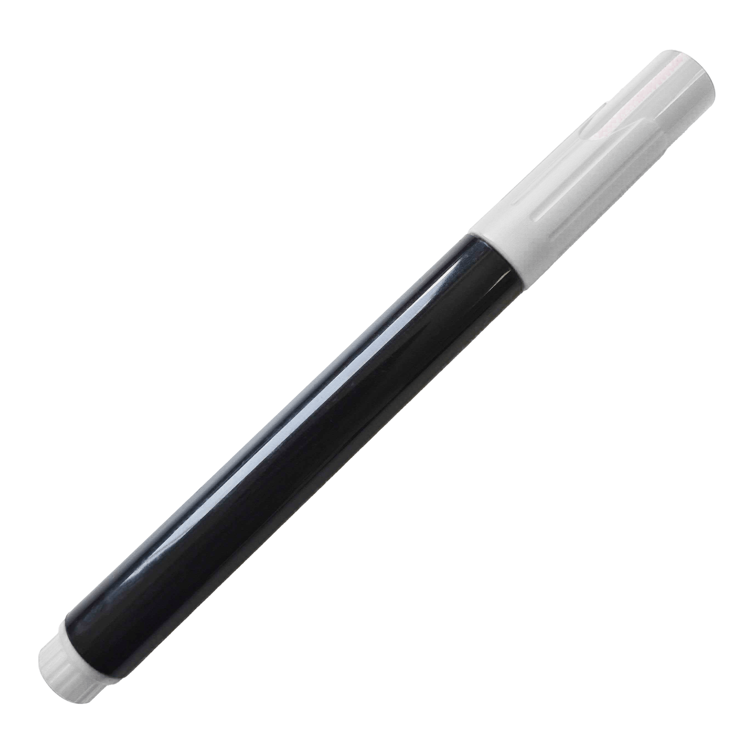 Segnaposto Auf dem Bild ist ein schwarzer Whiteboard-Marker mit weißer Kappe zu sehen. Der Marker liegt schräg auf einem neutralen Hintergrund.