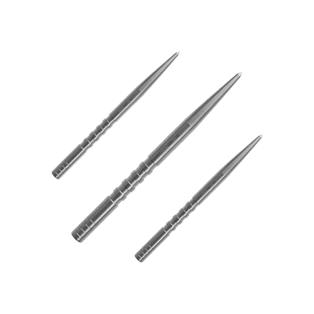 Condor Beak Point con punte di freccia tagliate Das Bild zeigt drei silberne Dartspitzen mit gerilltem Schaft. Sie sind in einer diagonalen Anordnung auf grünem Hintergrund zu sehen.