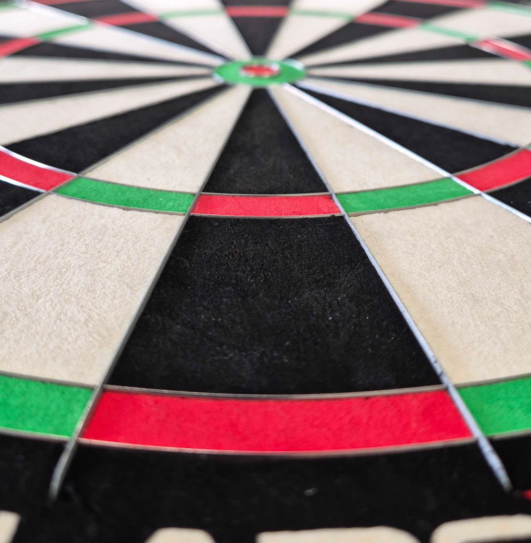 Das Bild zeigt das Produkt Winmau Blade X ProCore Steeldartboard. Dies ist eine hochwertige Steeldart-Dartscheibe für ambitionierte Spieler.