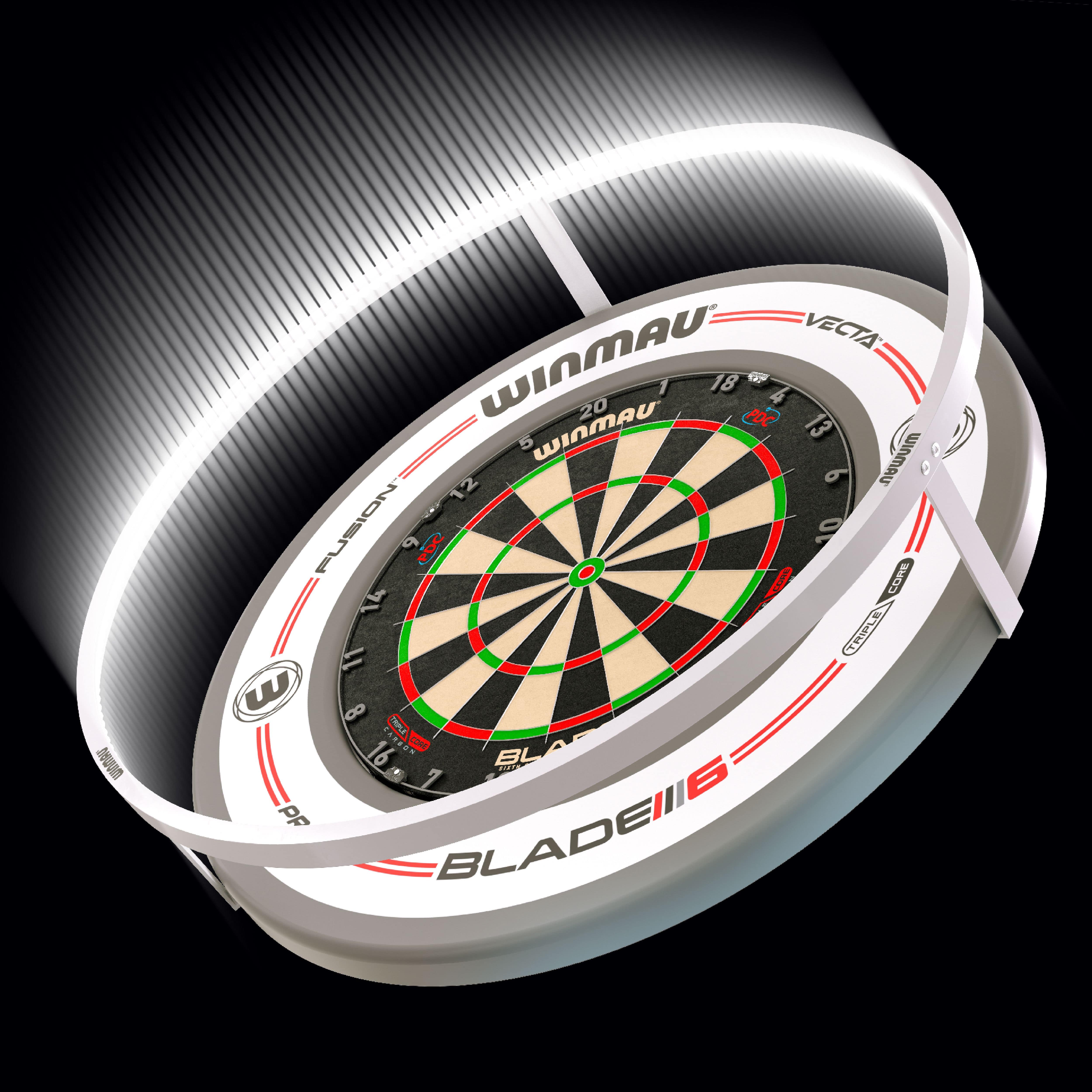 PACCHETTO Illuminazione a LED e surround Winmau Plasma Ice Das Bild zeigt das Winmau Plasma Ice LED Beleuchtung und Surround Bundle mit einer beleuchteten Dartscheibe. Die helle LED-Leiste sorgt für eine optimale Ausleuchtung beim Dartspielen.