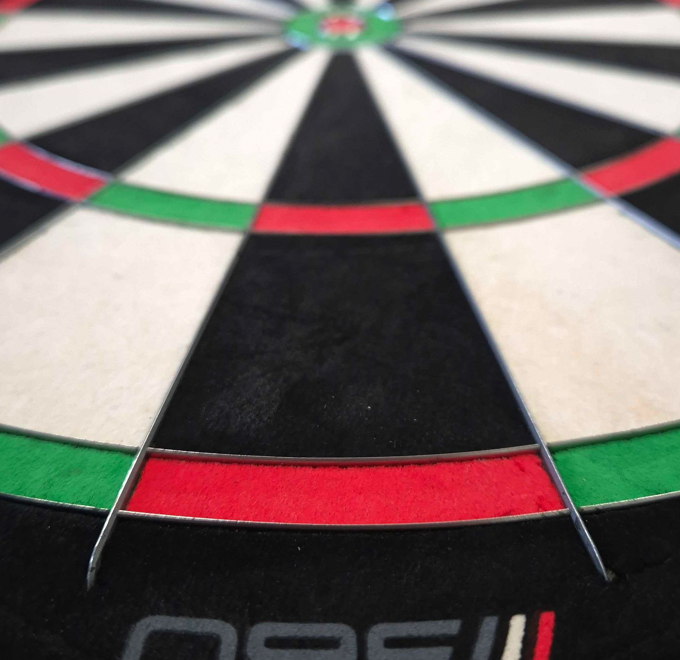 Bersaglio per freccette in acciaio Winmau Blade 6 Triple Core 360 Das Bild ist nicht sichtbar, aber der Dateiname weist auf ein Winmau Blade 360 Steeldartboard hin. Es handelt sich vermutlich um ein Steeldartboard für den Dartsport.
