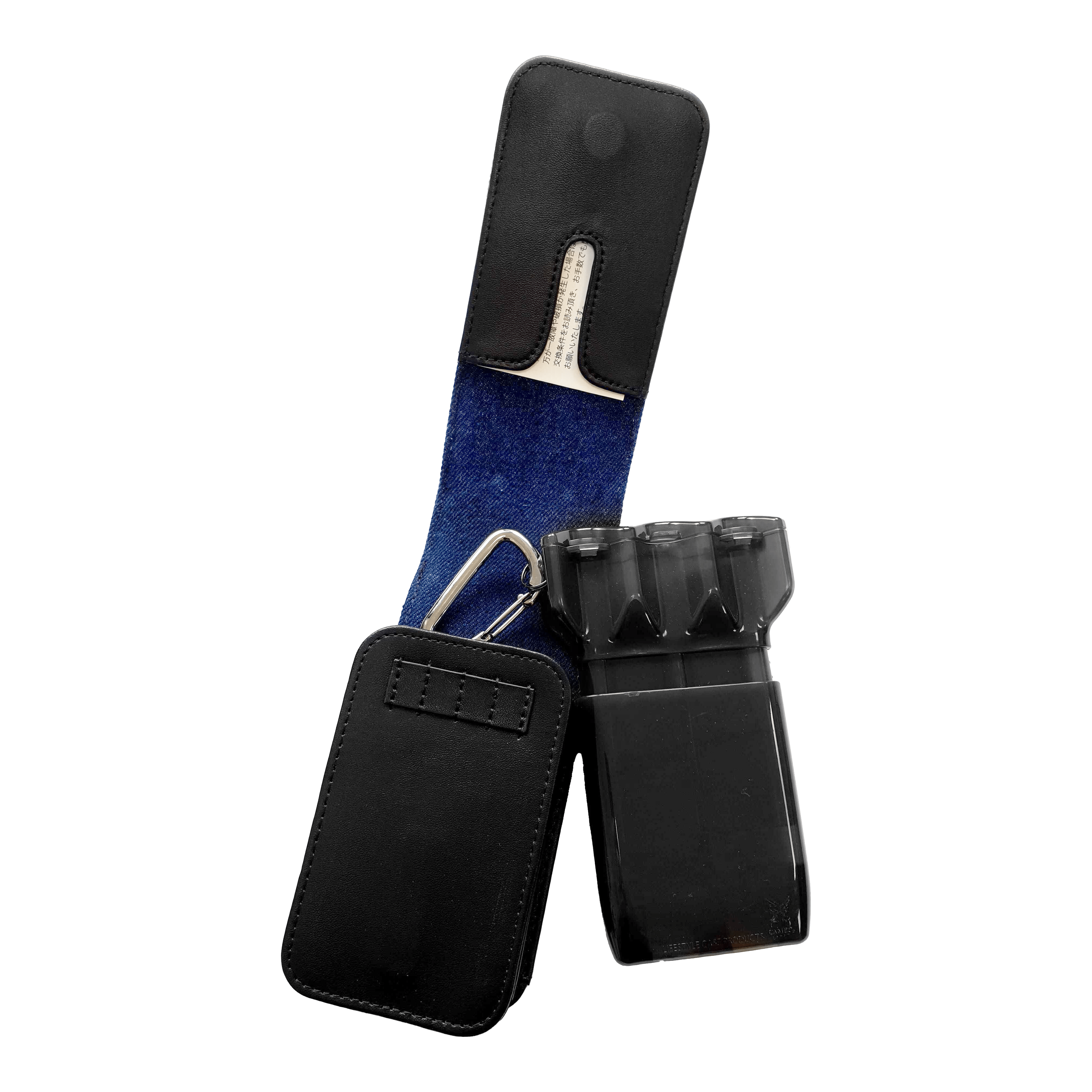 Astuccio per freccette Cameo Acento Denim Auf dem Bild ist ein schwarzes Dart-Etui mit blauem Innenfutter zu sehen. Das Etui ist geöffnet und zeigt einen darin befindlichen schwarzen Behälter für Darts.