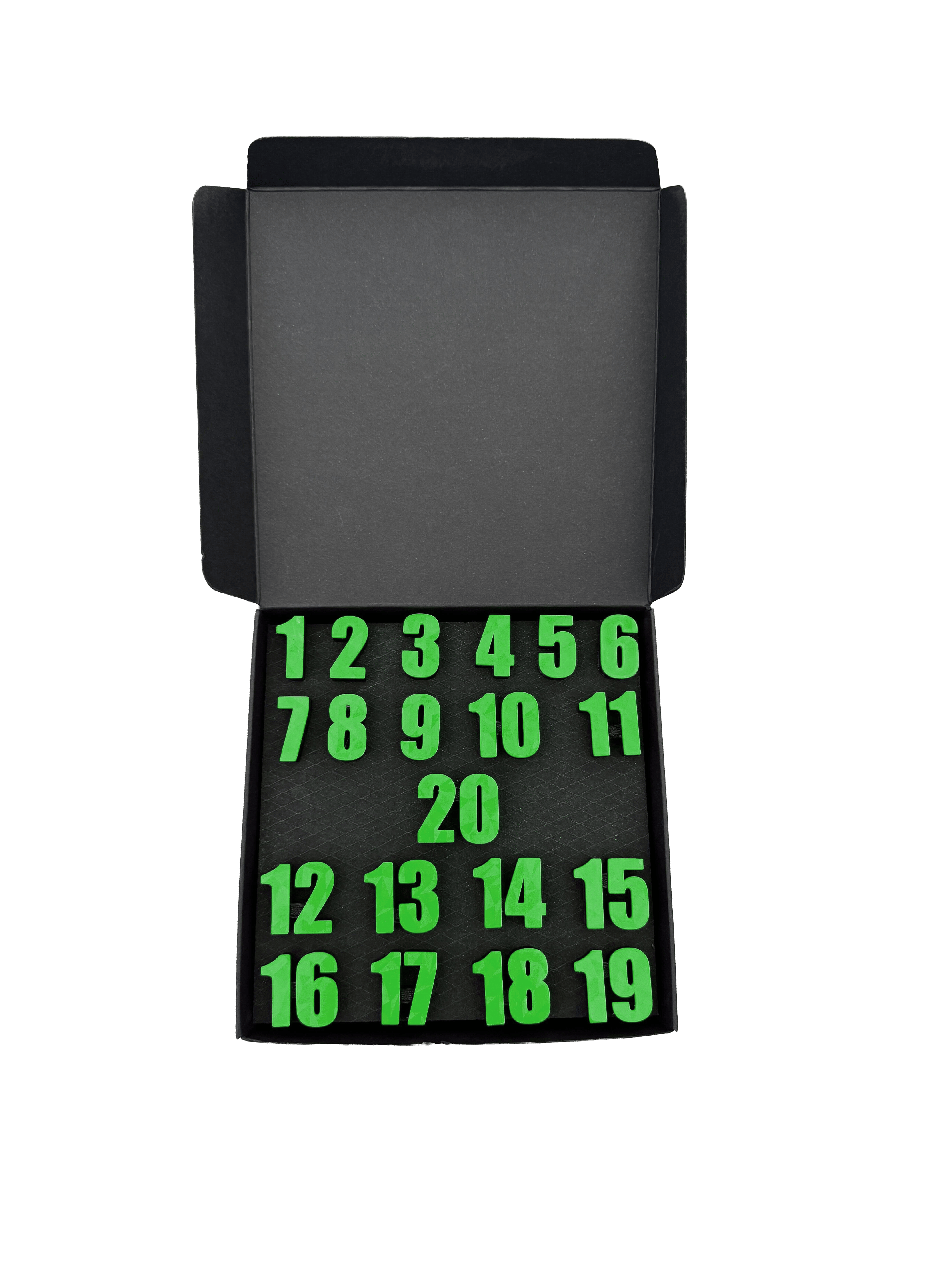 Anelli numerati per freccette McDart / Anello numerato classico Eine klassische grüne Box wird präsentiert. Der Kasten ist einfach und hebt sich mit seiner Farbe hervor.