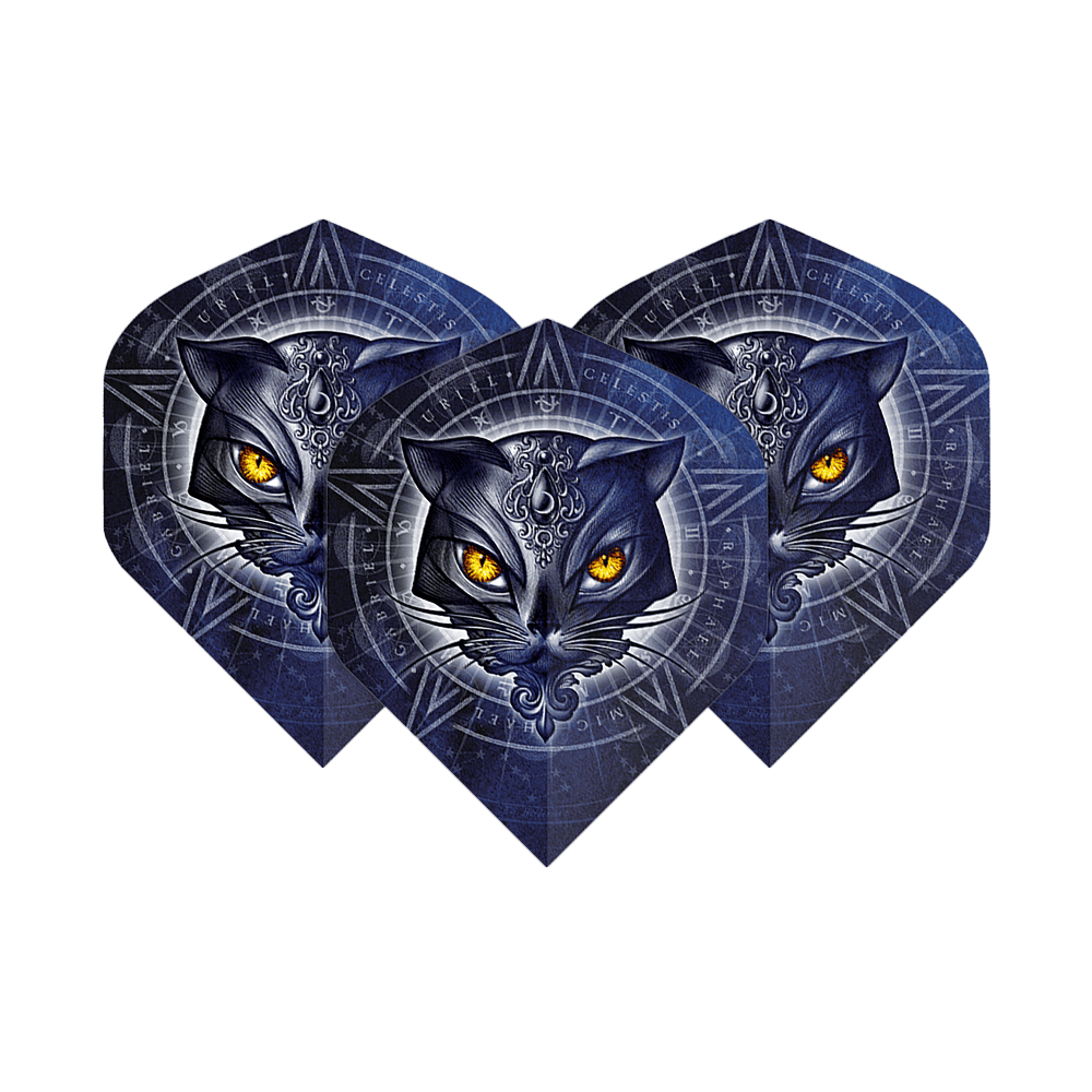 Alchemy Star Of Ailouros No2 Voli Standard Das Bild zeigt drei Dart-Flights mit einem mystischen Katzenkopf-Design und leuchtend gelben Augen. Im Hintergrund sind geometrische Muster und kreisförmige Symbole zu sehen.