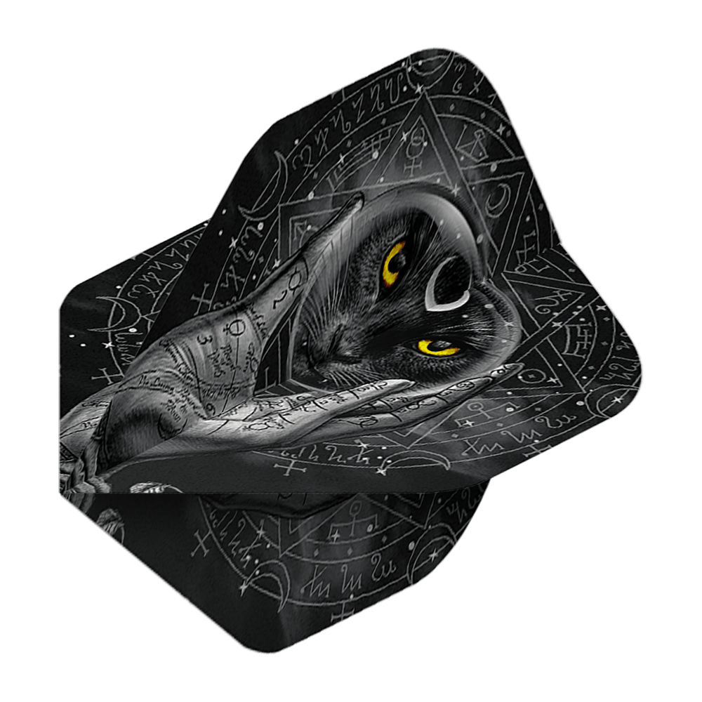 Alchemy Grimalkins Glass No2 Voli standard Das Bild zeigt ein Dartflight mit einem schwarzen Katzenmotiv und leuchtend gelben Augen. Im Hintergrund sind mystische Symbole und eine beschriebene Hand zu sehen.