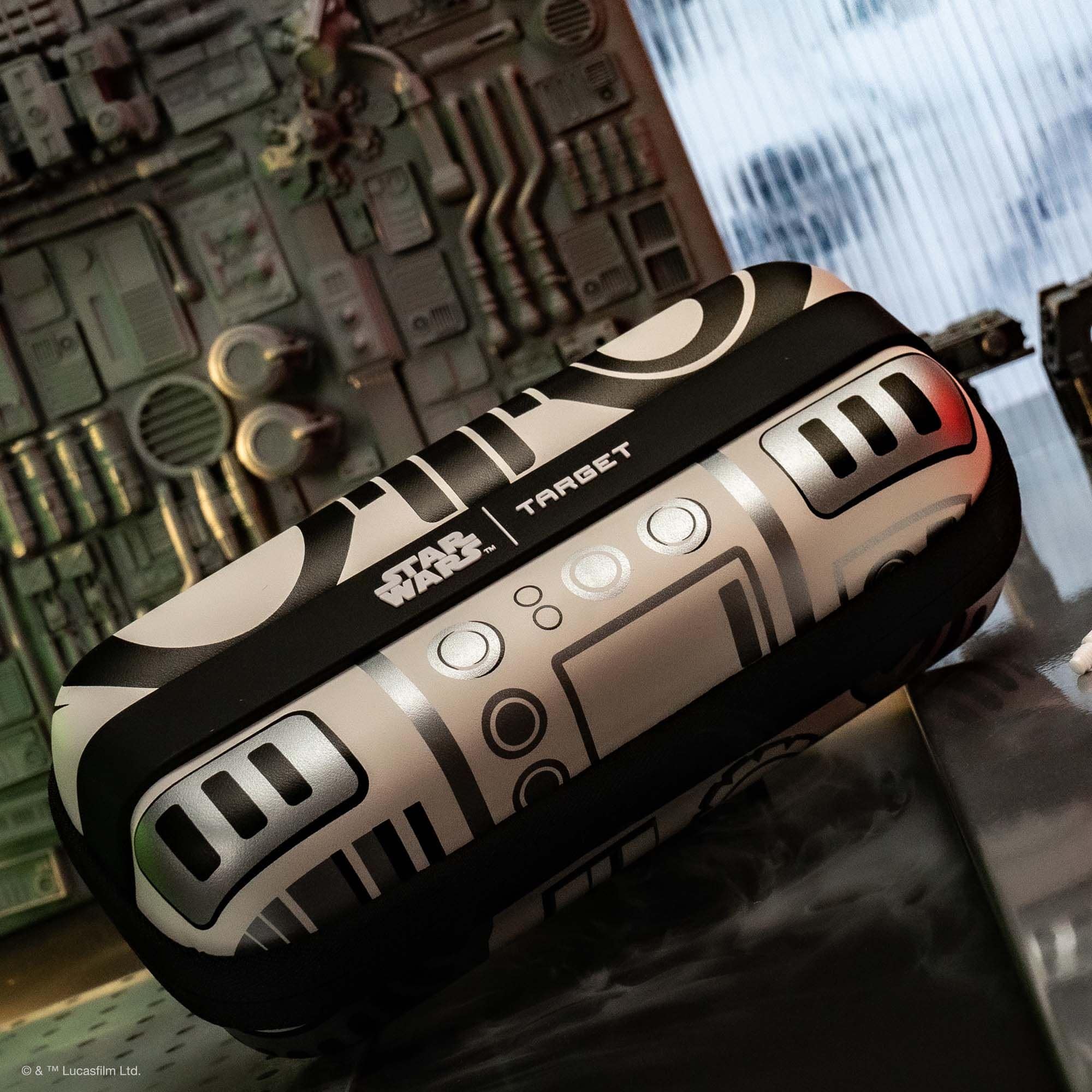 Portafreccette Target Star Wars Boa - Stormtrooper Das Bild zeigt das Target Star Wars Boa Dartcase im Stormtrooper-Design. Es ist ein spezialisiertes Etui zur Aufbewahrung von Darts, inspiriert von Star Wars.