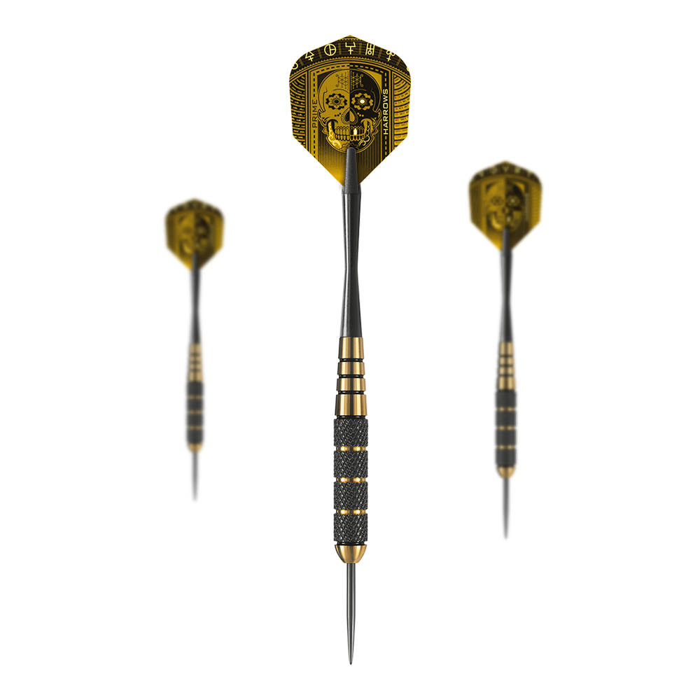Freccette in acciaio e ottone Voodoo di Harrow Das Bild zeigt drei Harrows Voodoo Brass Steeldarts mit auffälligen schwarzen und goldenen Details. Auf den Flights ist ein Totenkopf-Muster abgebildet.