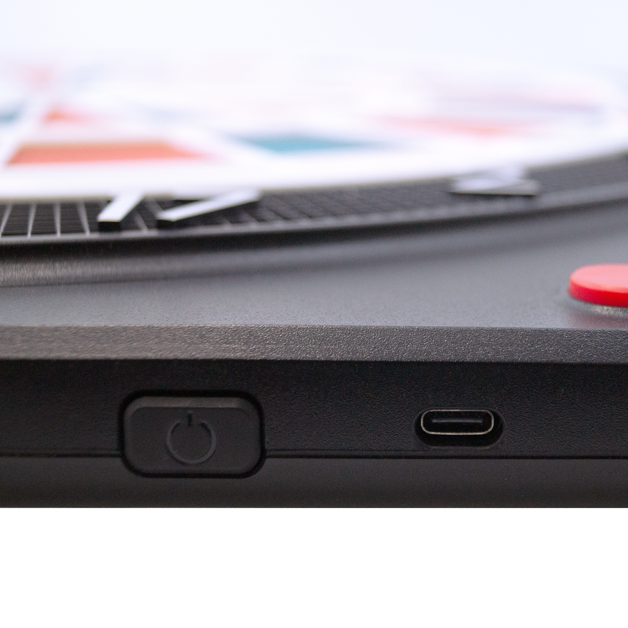 Bersaglio elettronico morbido Karella CB-Smart Das Bild zeigt einen Ausschnitt der Karella CB-Smart Elektronische Soft-Dartscheibe. Zu sehen sind der Ein-/Ausschalter und ein USB-C Anschluss an der Seite des Geräts.
