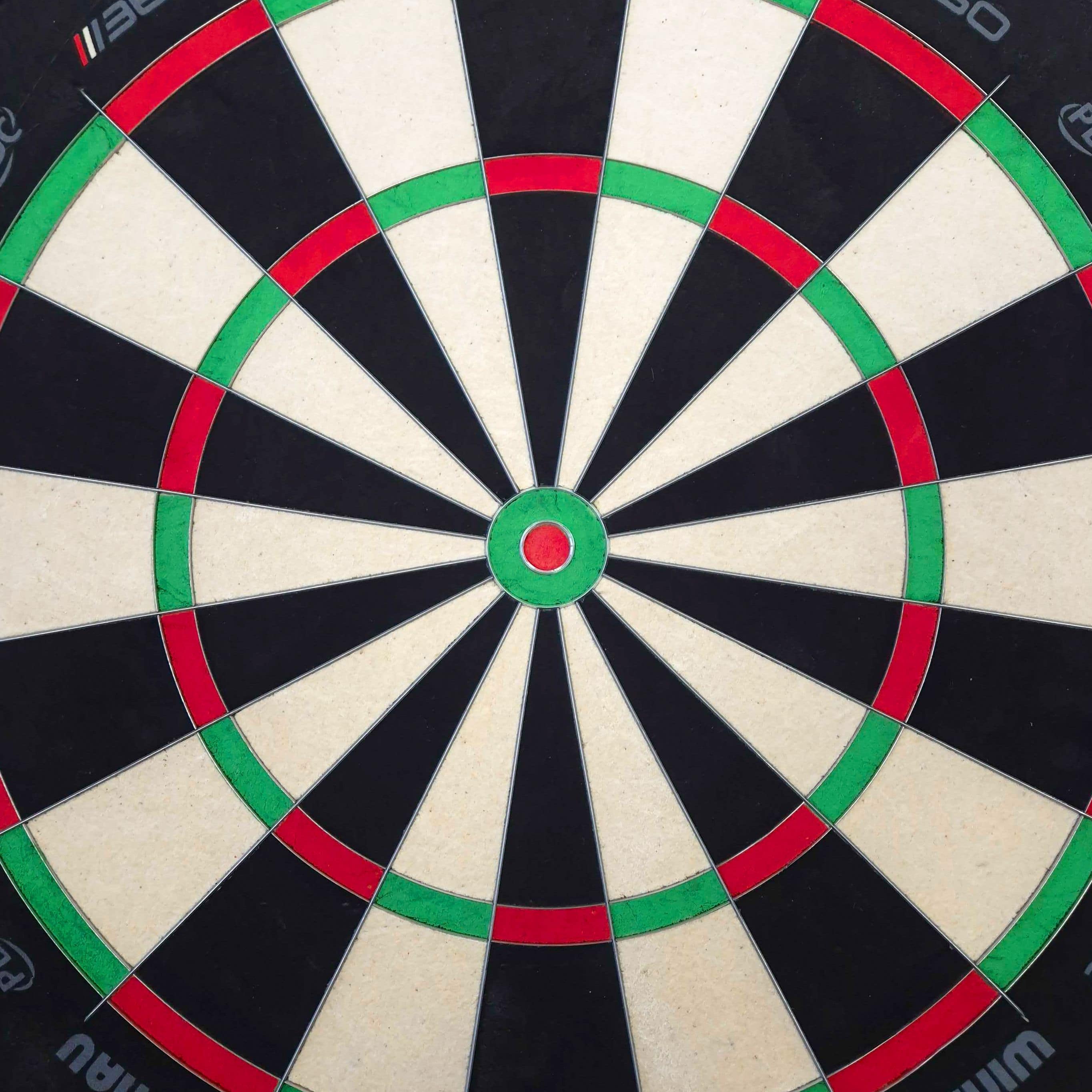 Bersaglio per freccette in acciaio Winmau Blade 6 Triple Core 360 Der Bildinhalt ist unbekannt, aber der Dateiname verweist auf ein Winmau Blade 360 Steeldartboard. Es könnte ein weiteres Produktfoto eines Steeldartboards sein.