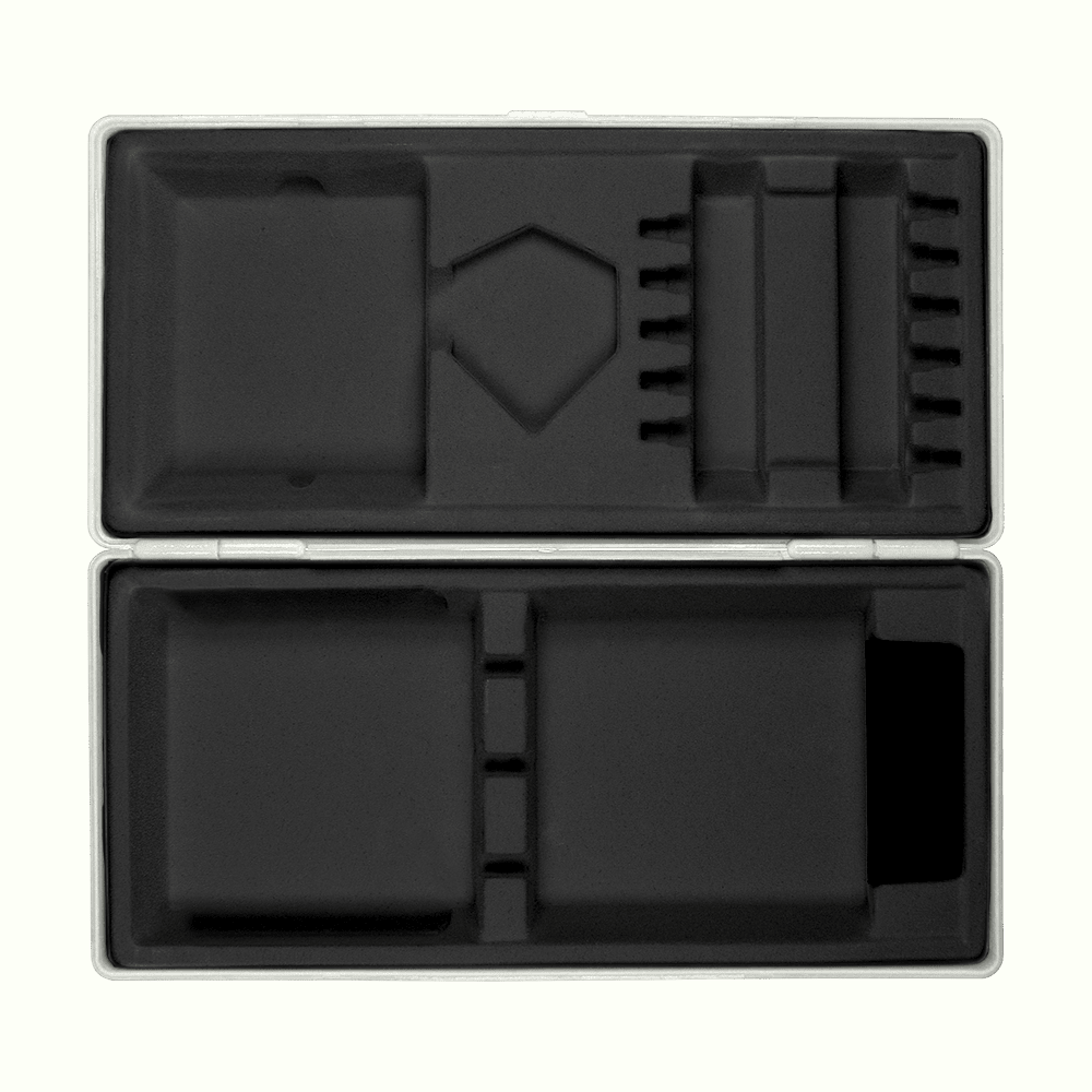 702-grau_ABS_Box_Grau_3 Das Bild zeigt eine geöffnete graue Aufbewahrungsbox mit schwarzen Fächern im Inneren. Die Fächer sind für verschiedene Gegenstände vorgesehen und ordentlich angeordnet.