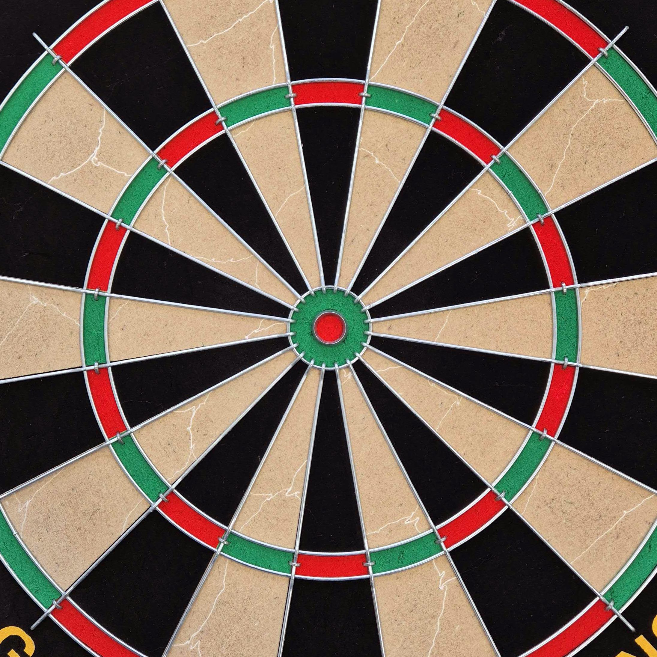 Set di bersagli per freccette in acciaio Target Gabriel Clemens Das Bild zeigt eine klassische Steeldart-Scheibe mit schwarz, rot, grün und beigen Feldern. Es handelt sich um das Produkt "Target Gabriel Clemens Steeldartboard Set".