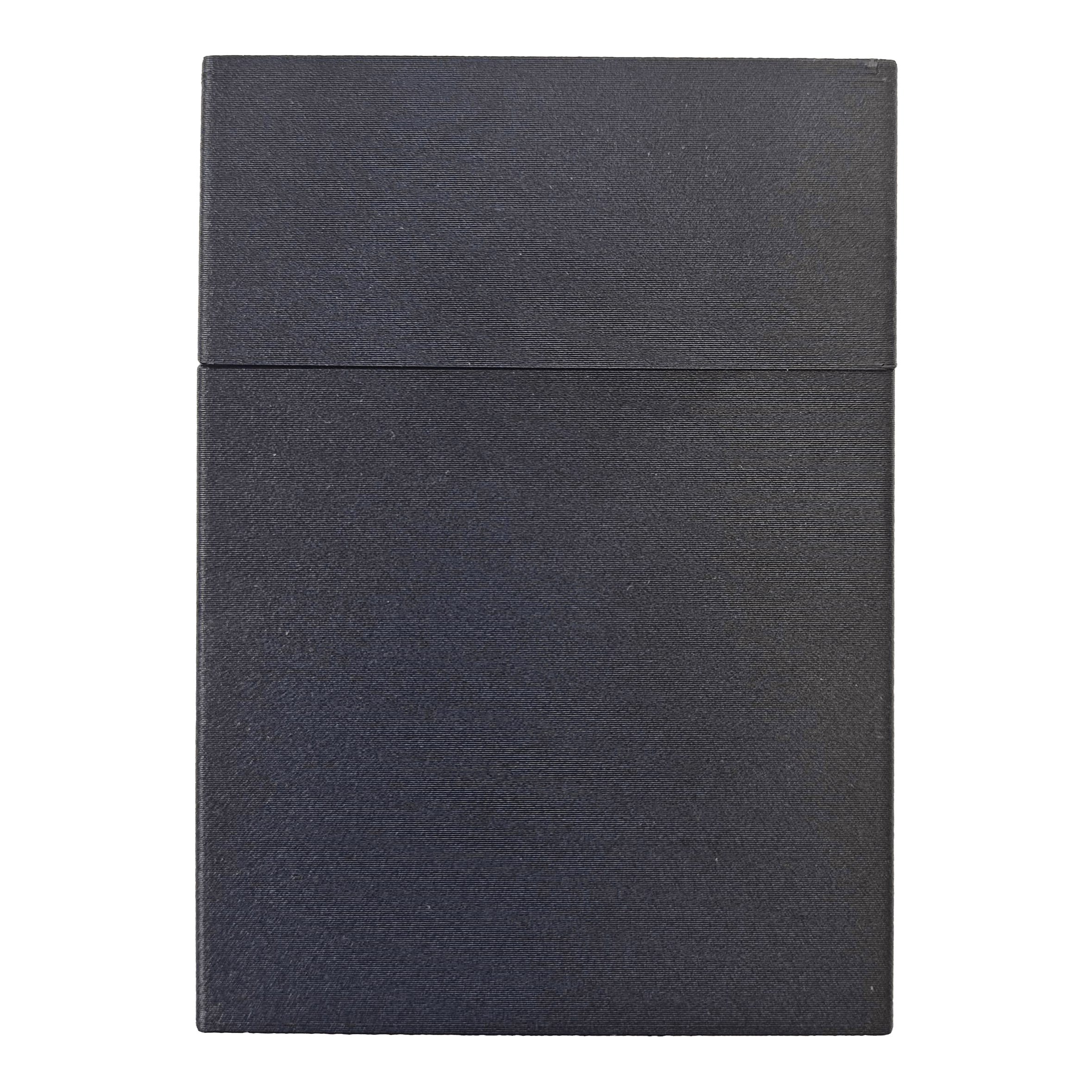 Custodia per freccette Smoke 180 con design personalizzato - Nera Das Smoke 180 Dartcase in Schwarz mit individuellem Muster ist zu sehen. Das Case wirkt robust und rechteckig.