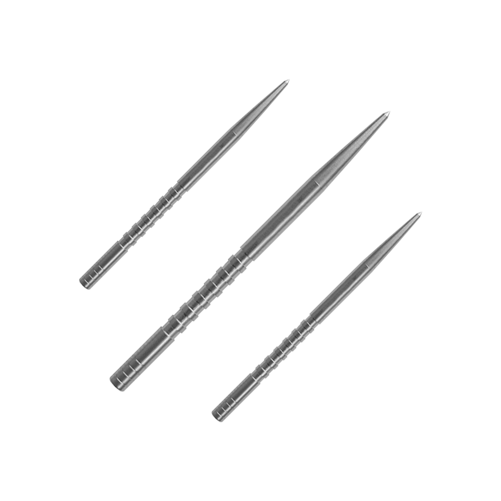 Condor Beak Point con punte di freccia tagliate Das Bild zeigt drei silberfarbene Dartspitzen, die nebeneinander liegen. Sie sind lang, schmal und haben feine Rillen entlang der Oberfläche.