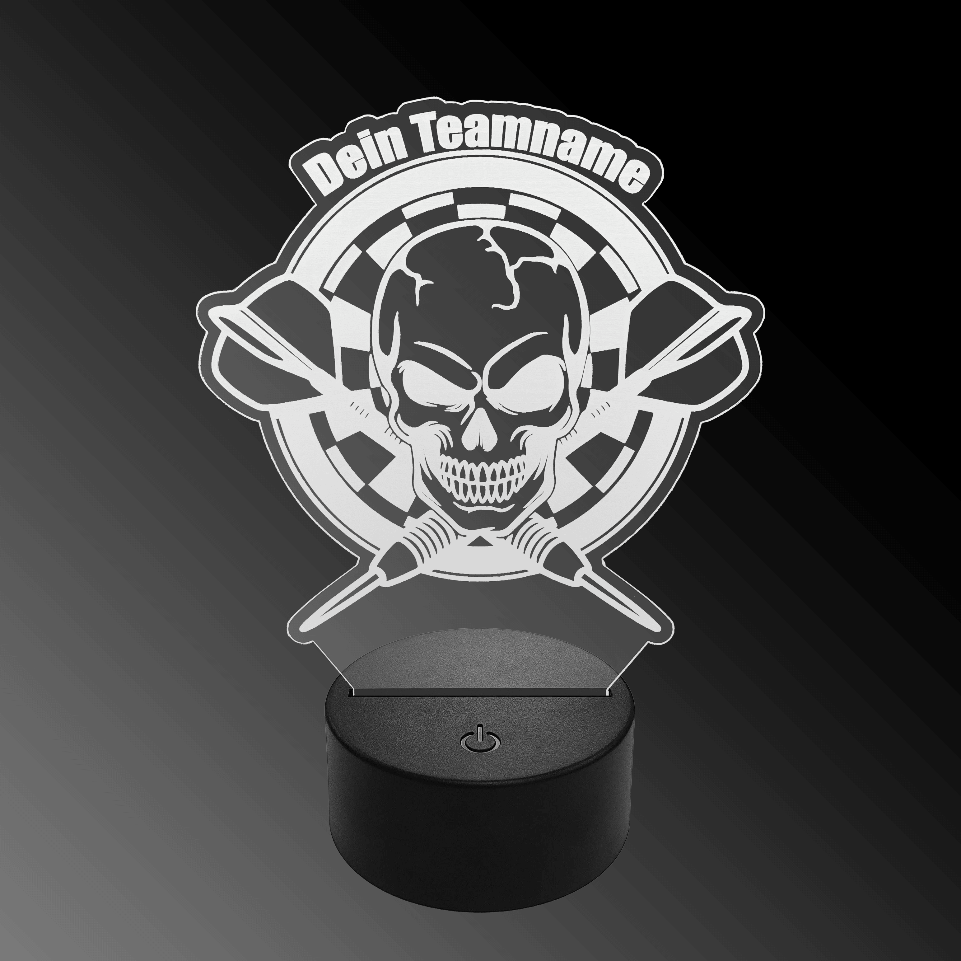 Das Bild zeigt eine LED-Lampe mit einem Plexiglas-Aufsatz in Form eines Totenkopfs vor einer Dartscheibe mit zwei gekreuzten Dartpfeilen. Oben steht der Schriftzug "Dein Teamname".