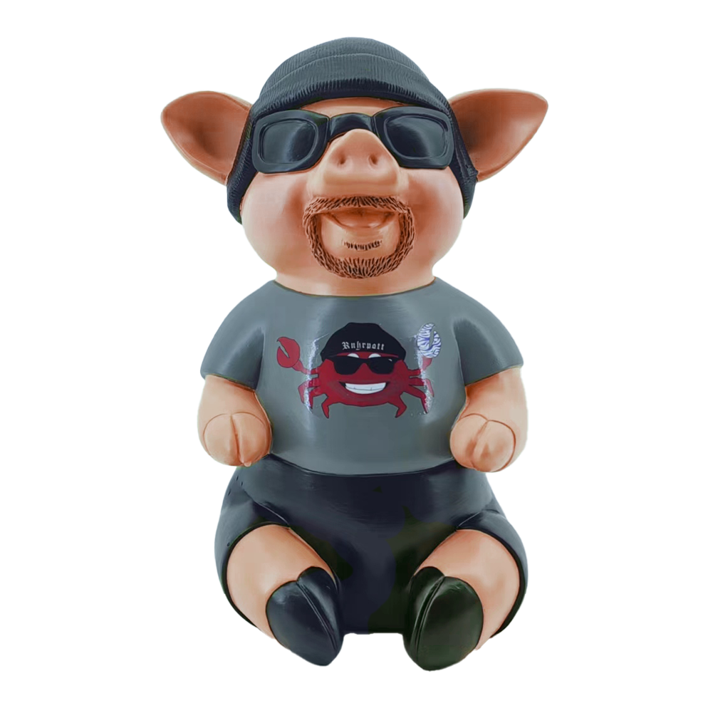 Markus Krebs Frase Maiale Das Bild zeigt ein Schweinchen mit Sonnenbrille, Mütze und Bart. Es trägt ein T-Shirt mit einem lustigen Aufdruck und repräsentiert das Produkt "Markus Krebs Phrasenschwein".