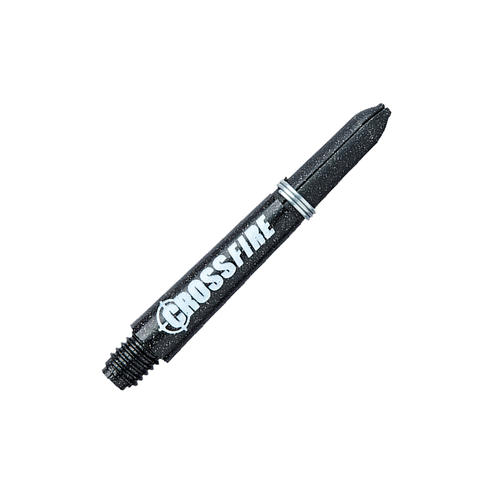 Das Bild zeigt einen RedDragon Crossfire Carbon Fibre Shaft. Der Schaft ist schwarz mit weißer Aufschrift und hat silberne Ringe.