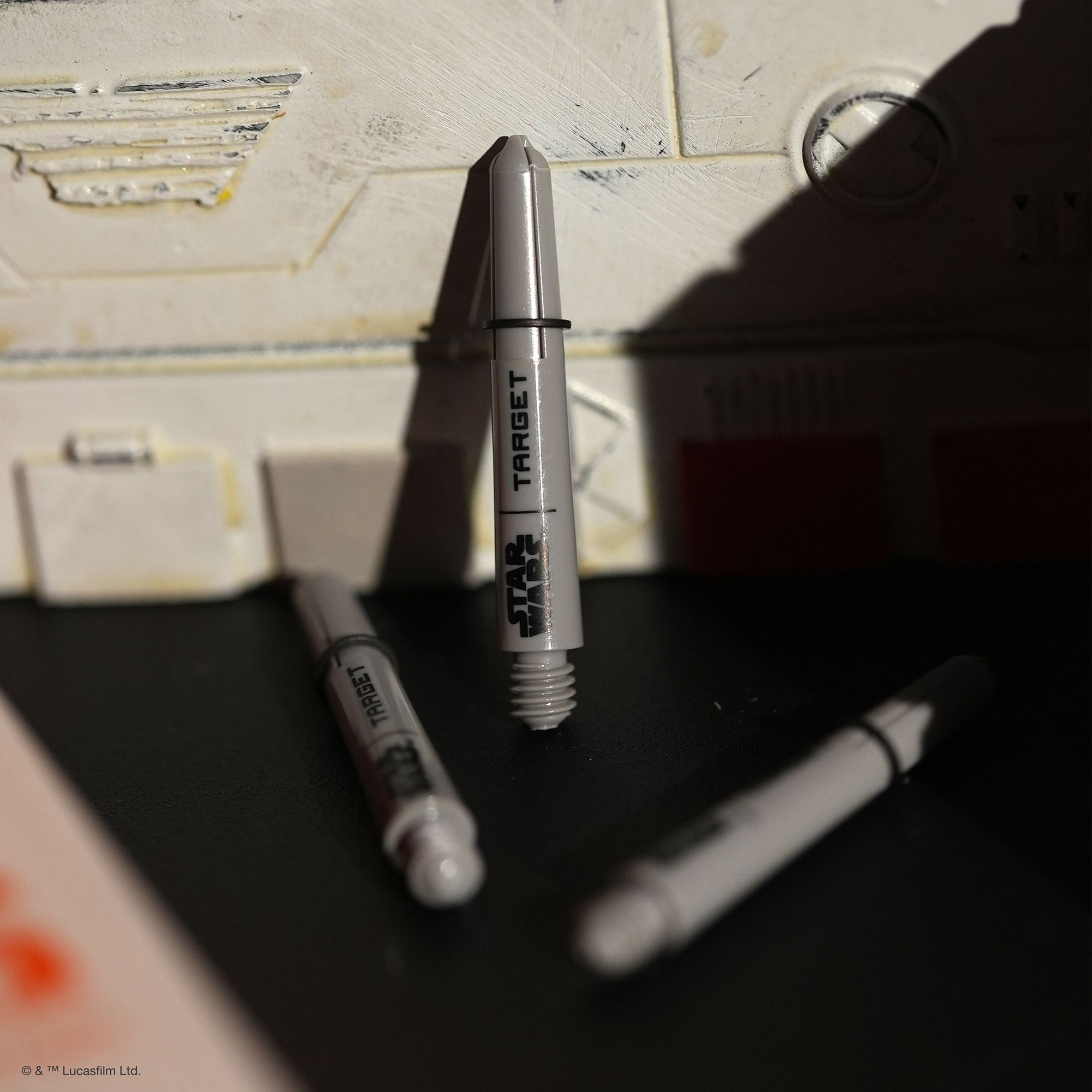 Aste Target Star Wars ProGrip - Grigio Dieses Bild zeigt die Target Star Wars ProGrip Shafts - Grau. Es handelt sich um graue Dartschäfte aus einer speziellen Edition.