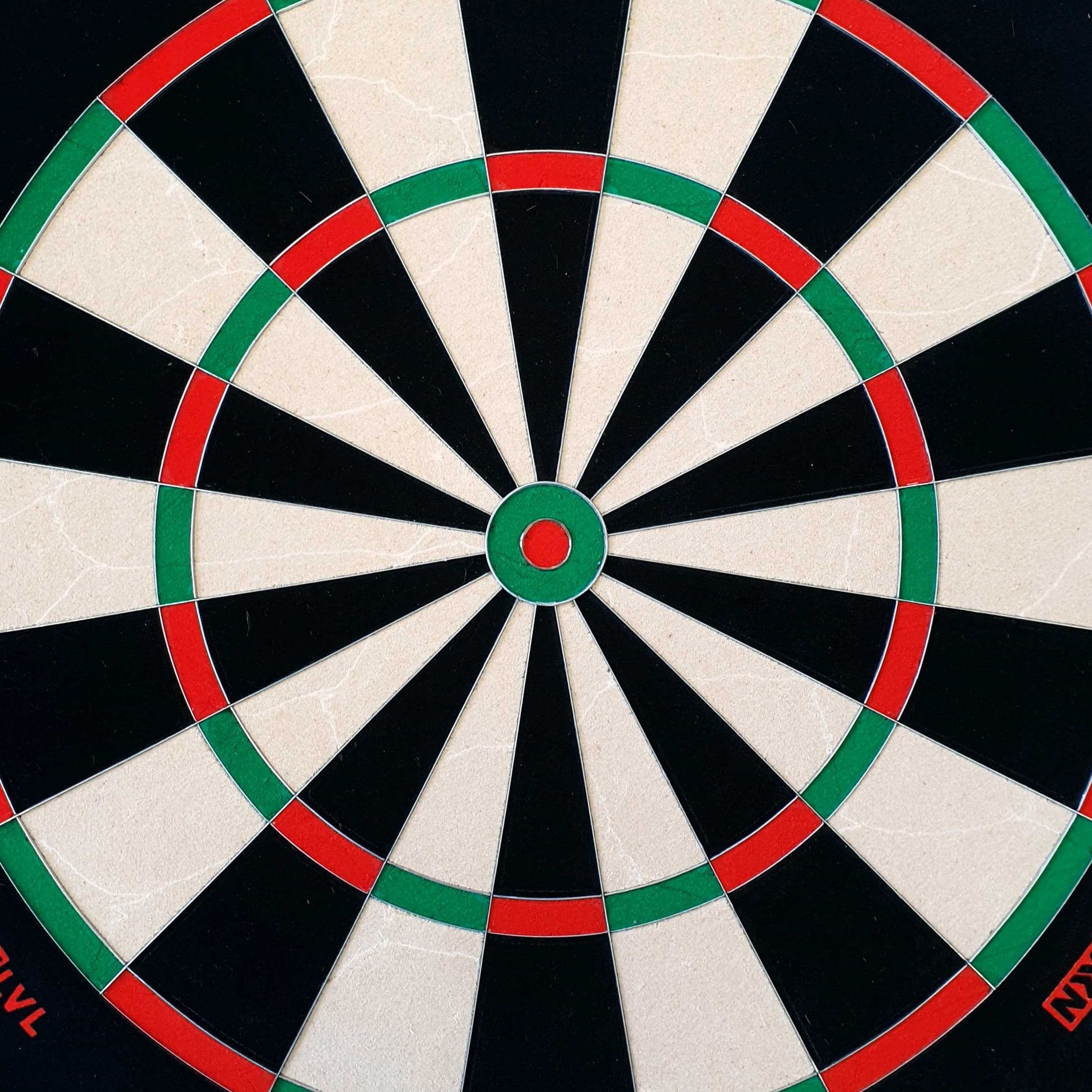 Bersaglio per freccette in acciaio GOAT Everscore Das Bild zeigt ein GOAT Everscore Steeldartboard mit klaren Farben und deutlichen Markierungen. Die Segmente sind in Schwarz, Weiß, Rot und Grün gehalten.