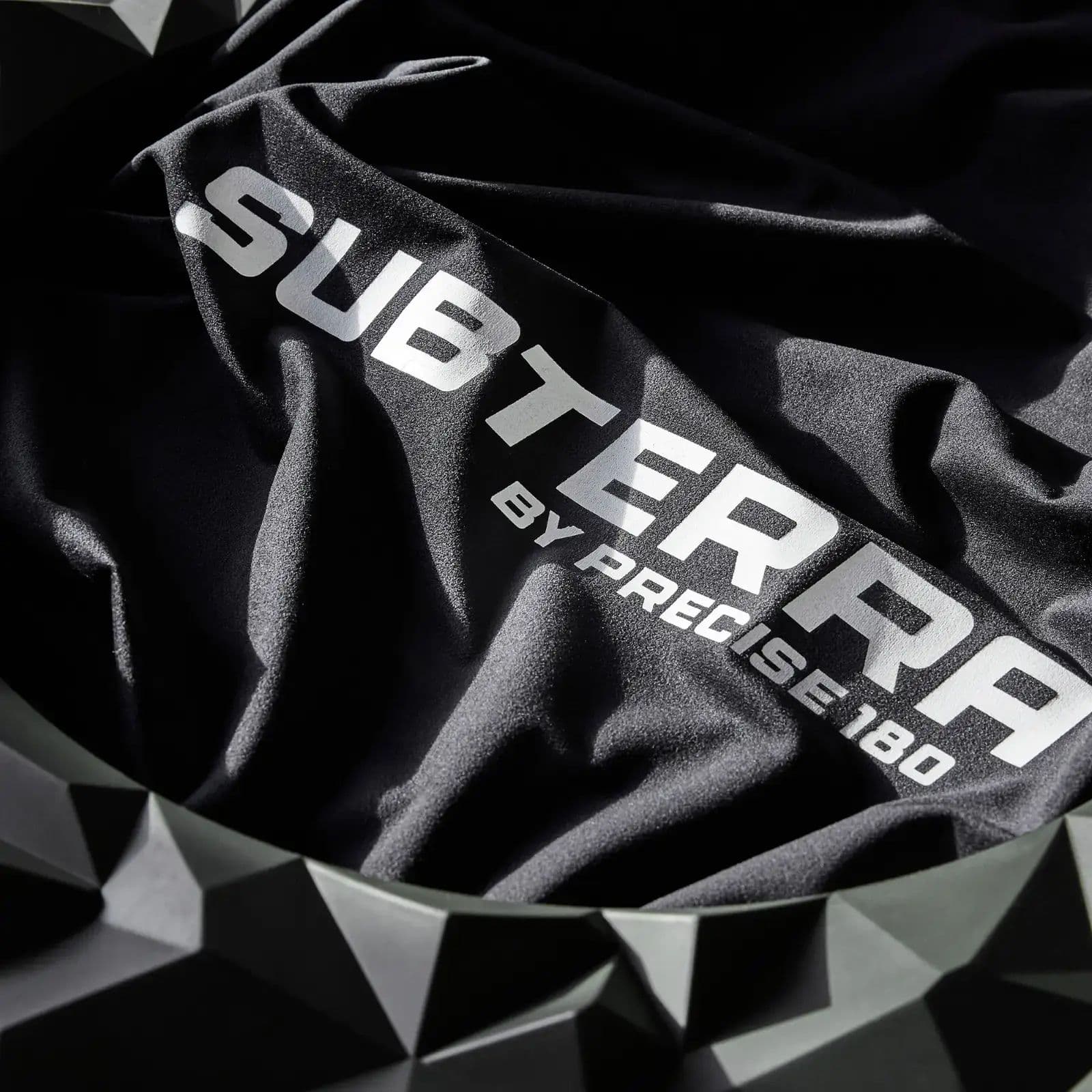 Bersaglio per freccette 3D Subterra di precisione a 180° - Grafite Auf diesem Bild sieht man das Precise 180 3D Dartboard Surround Subterra - Graphite. Die Dartboard-Umrandung ist in einem schlichten, modernen Design gehalten.