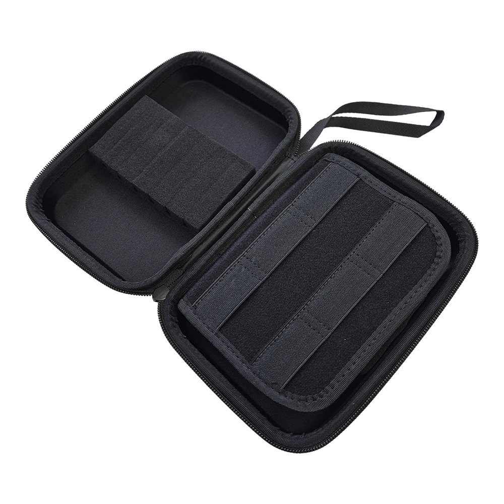 Custodia per freccette McDart System-4 Das Bild zeigt ein rotes Dartcase. Es ist für die Aufbewahrung und den Schutz von Dartartikeln gedacht.
