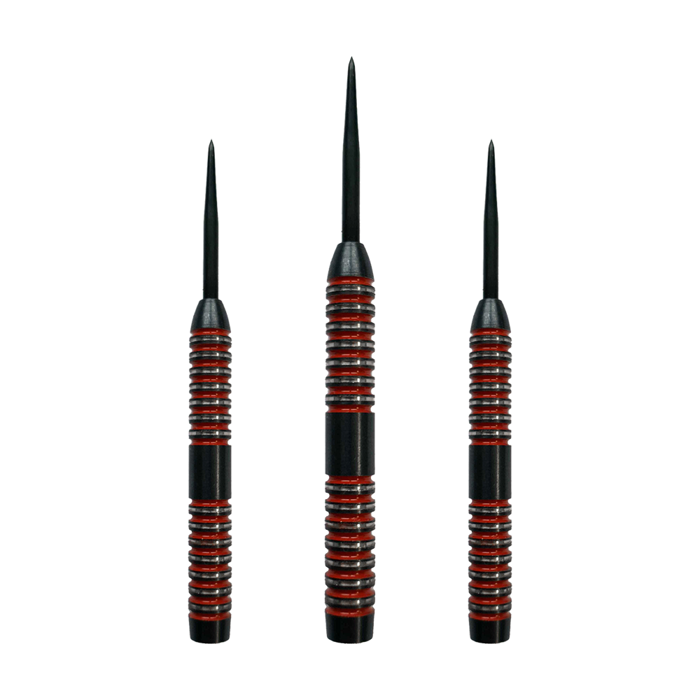 Barili McDart Crimson Steeldart Das Bild zeigt drei McDart Crimson Steeldart Barrels mit schwarzen und roten Rillen. Sie stehen nebeneinander aufrecht mit den Spitzen nach oben.