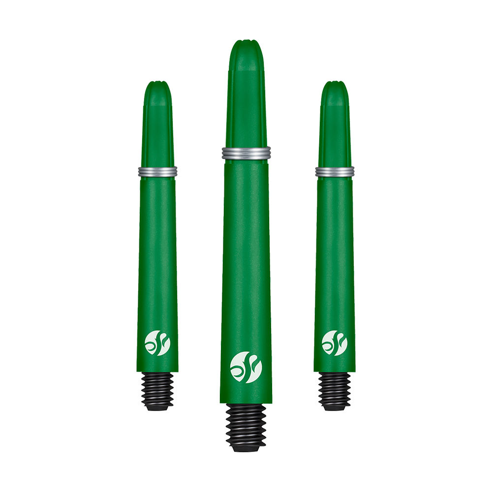 Aste Shot Koi Carbon - Verde Auf dem Bild sind drei grüne Dartschäfte mit schwarzen Gewinden zu sehen. Sie haben silberne Ringe und ein weißes Logo am unteren Ende.