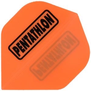 p16 Das Bild zeigt ein orangefarbenes Dart-Flight mit der Aufschrift "PENTATHLON" in schwarzer Schrift. Es handelt sich um das Produkt "Pentathlon Flights P16".