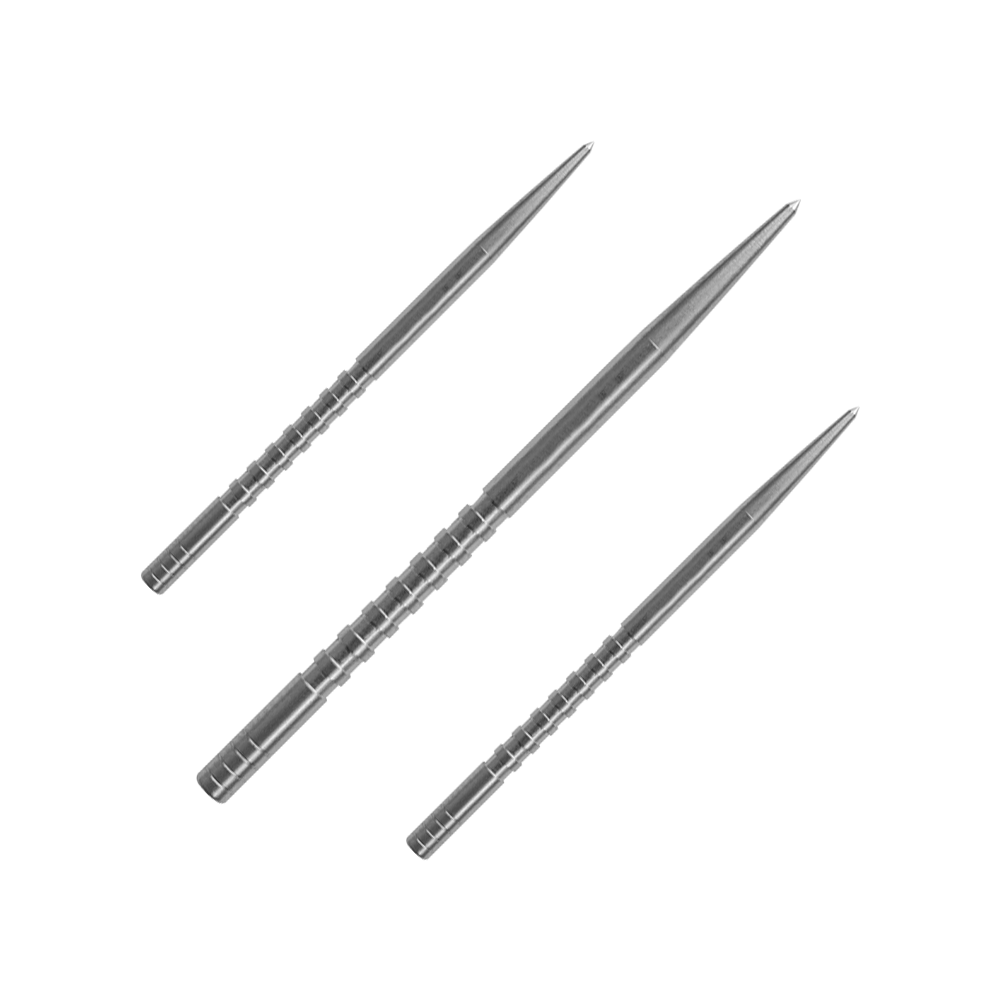 Das Bild zeigt drei silberne Dartspitzen, die parallel nebeneinander liegen. Die Spitzen sind lang, schmal und haben feine Rillen am unteren Ende.