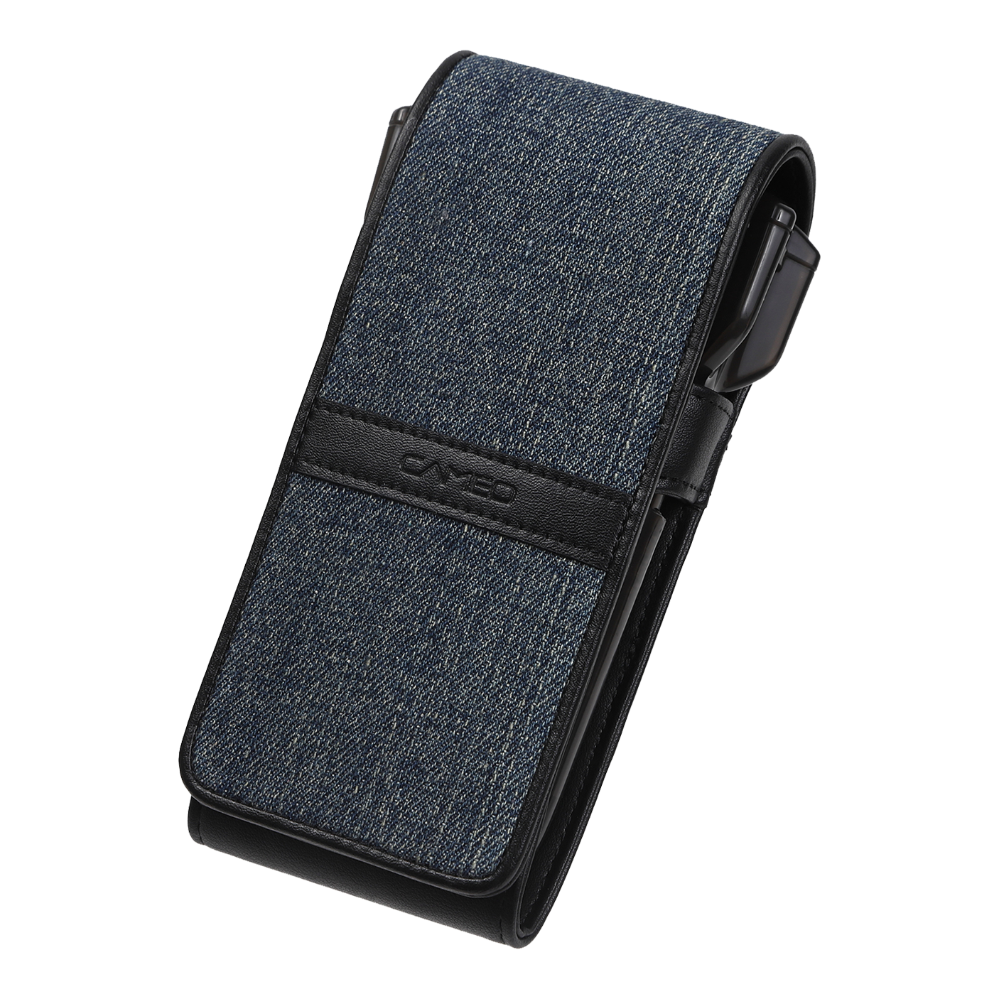 Custodia per freccette Cameo Thread Das Bild zeigt ein Etui mit einem Bezug aus blauem Jeansstoff und schwarzen Lederakzenten. Es ist rechteckig und hat die Aufschrift "Cameo" auf dem schwarzen Lederstreifen.