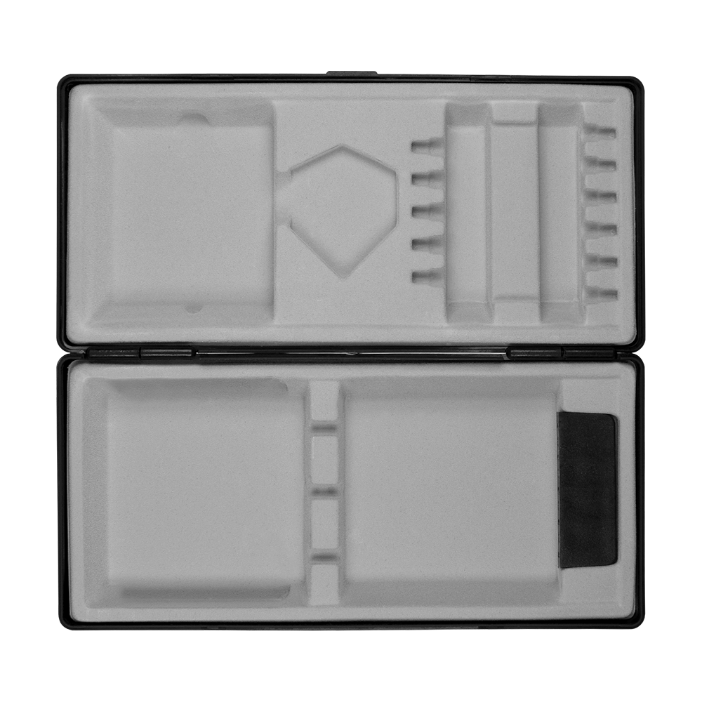 Scatola in ABS con stampa personalizzata Das Bild zeigt eine geöffnete schwarze Box mit mehreren Fächern und Einteilungen. Die Innenausstattung besteht aus hellem Schaumstoff, der zur sicheren Aufbewahrung verschiedener Gegenstände dient.