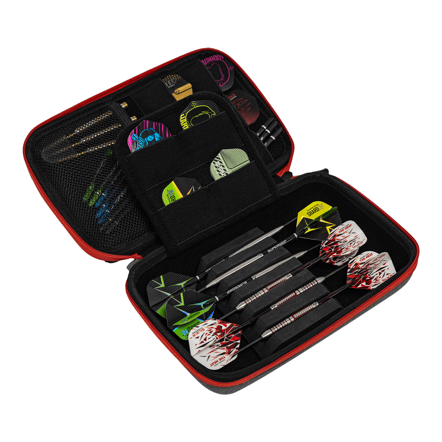 Portafoglio per freccette Harrows Smart Case XL In diesem Bild ist ein offenes Dart-Etui zu sehen, das mehrere Darts und Zubehörteile enthält. Das Etui ist schwarz mit rotem Rand und bietet verschiedene Fächer für Flights und Ersatzteile.