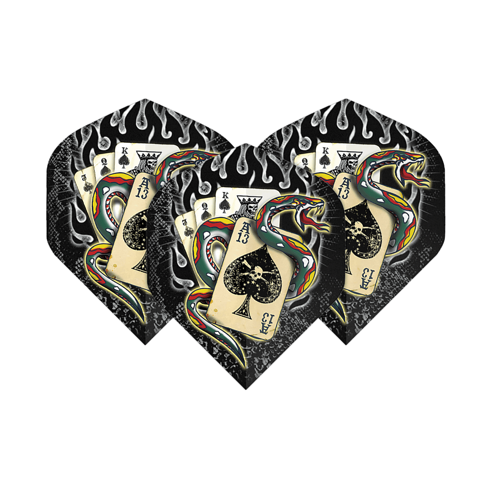 Alchemy Snake Of Spades No2 Voli Standard Das Bild zeigt drei Dartflights mit einem auffälligen Design. Auf den Flights sind Spielkarten, eine bunte Schlange und Flammen abgebildet.