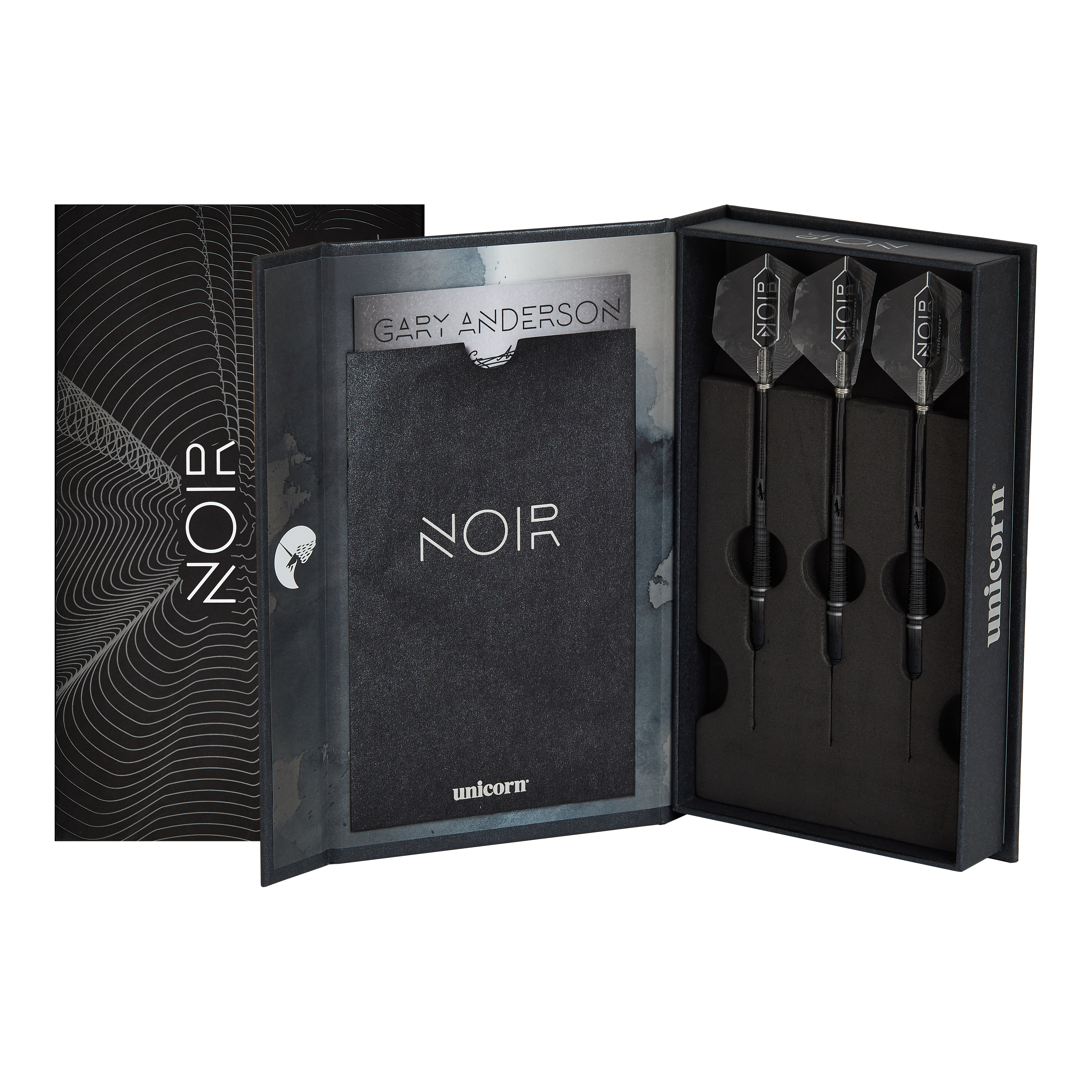 Campione del mondo Unicorn Gary Anderson Noir Fase 6 Soft Darts Das Bild zeigt eine elegante schwarze Verpackung mit der Aufschrift "NOIR", in der drei Softdarts ordentlich eingelegt sind. Es handelt sich um das Produkt "Unicorn World Champion Gary Anderson Noir Phase 6 Softdarts".