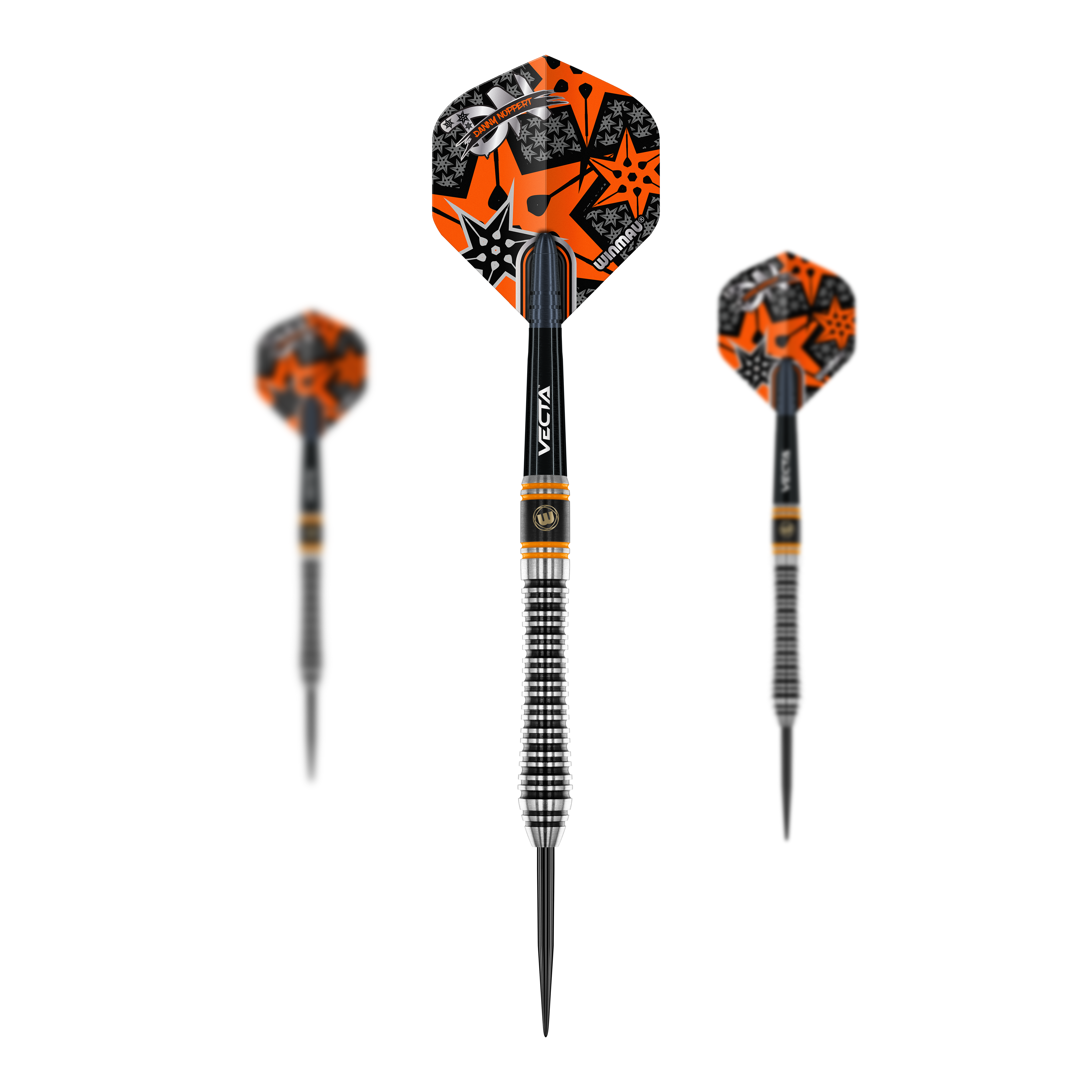 Winmau Danny Noppert Signature Edition 2 freccette in acciaio Das Bild zeigt drei Winmau Danny Noppert Signature Edition 2 Steeldarts. Die Darts haben auffällige Flights in Orange und Schwarz mit Sternmustern.