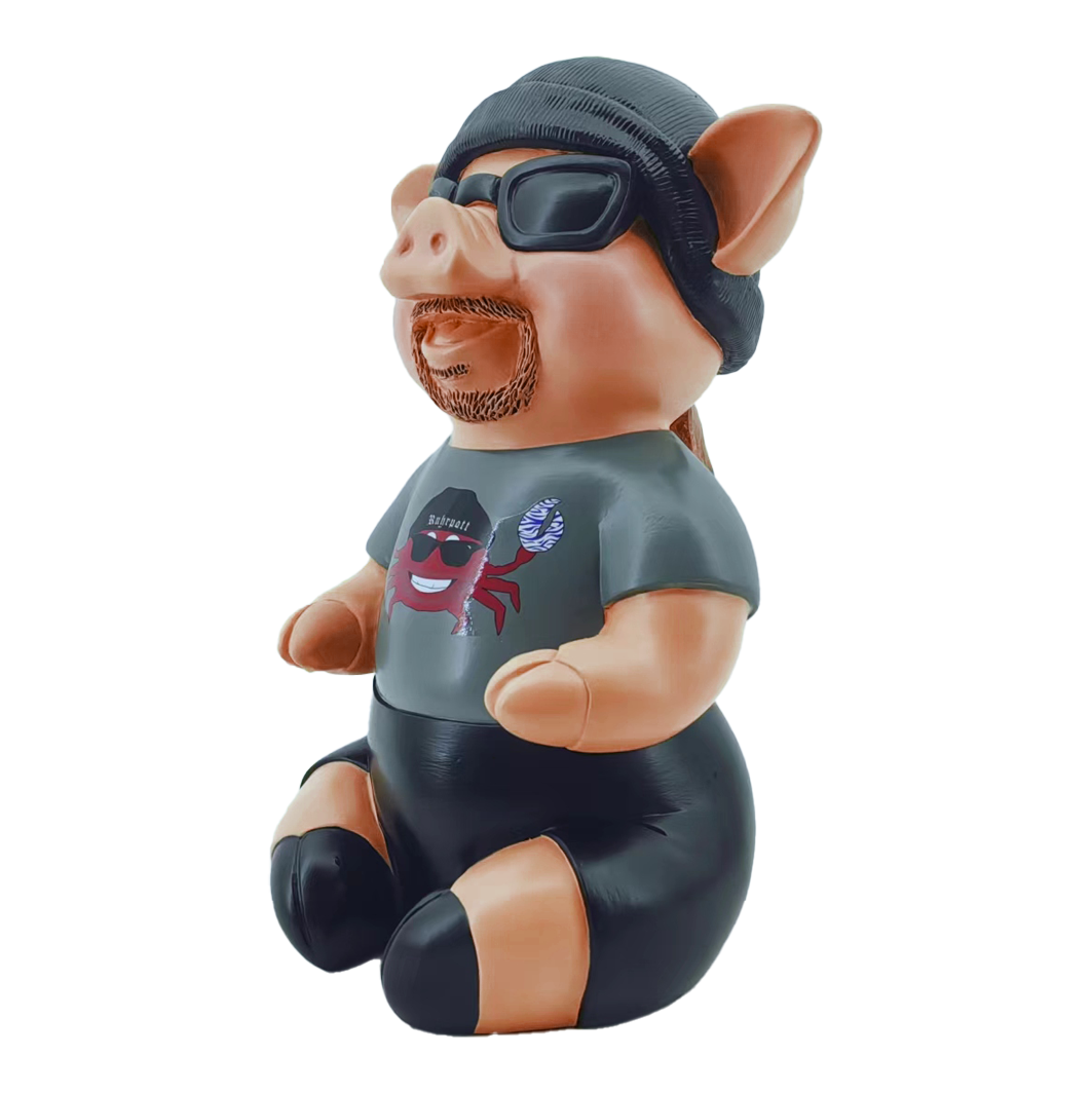 Markus Krebs Frase Maiale Das Bild zeigt eine Schweinfigur namens "Markus Krebs Phrasenschwein". Sie trägt eine Sonnenbrille, eine Mütze und ein T-Shirt mit Aufdruck.