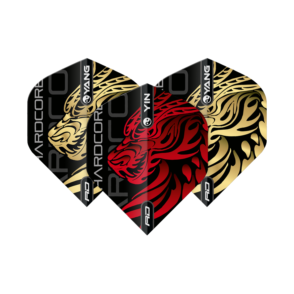 Voli standard Red Dragon Jonny Clayton Gold Red Yin Yang Das Bild zeigt drei Dart-Flights mit einem auffälligen Yin-Yang-Design in Gold und Rot. In der Mitte ist ein roter Tigerkopf auf schwarzem Hintergrund zu sehen, die beiden äußeren Flights zeigen goldene Tigerköpfe.
