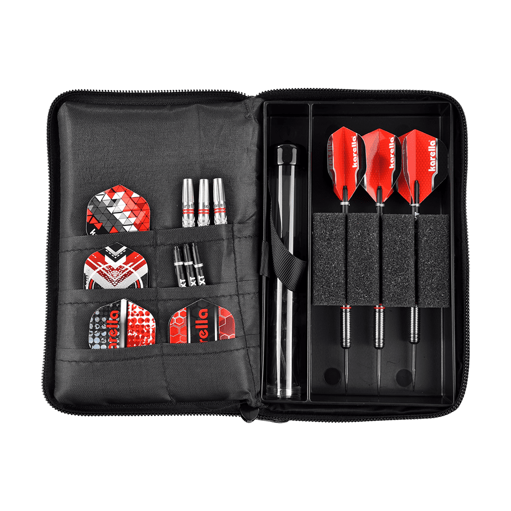 _The_Pak_Dartcase_OPEN_289J84aeKAzd4j Das Bild zeigt das Produkt "The Pak Dartcase", eine aufklappbare Tasche zur Aufbewahrung von Dartzubehör. In der Tasche befinden sich drei zusammengebaute Darts, zahlreiche Flights und weiteres Dart-Zubehör ordentlich sortiert.