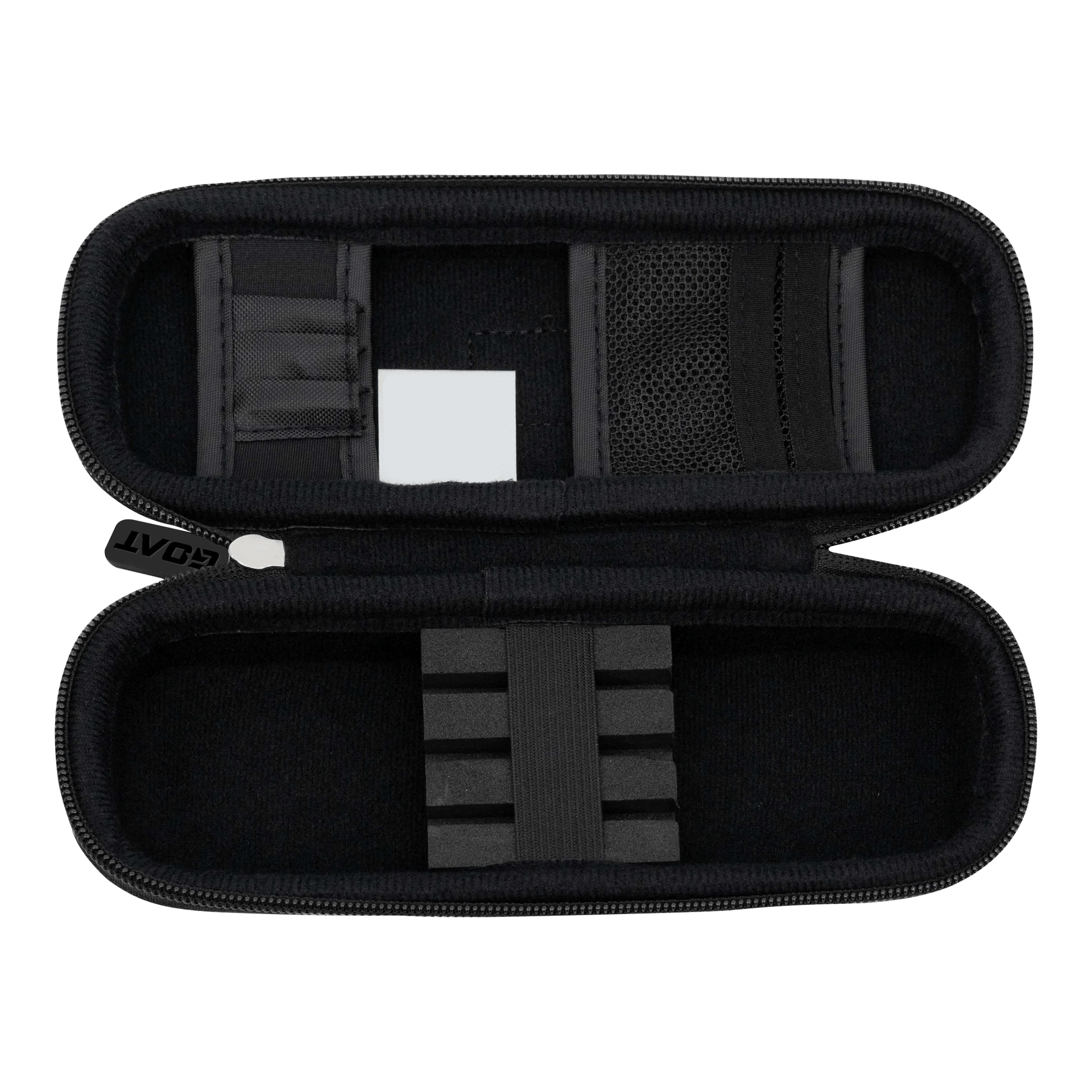 Portafoglio Dart GOAT Locker S Das Bild zeigt ein geöffnetes, schwarzes Dart-Etui mit verschiedenen Fächern und Halterungen. Das Produkt heißt "GOAT Locker S Dartwallet" und dient zur sicheren Aufbewahrung von Dartzubehör.