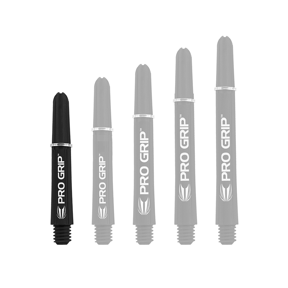 Target Pro Grip Shafts - 3 set - Nero Auf dem Bild sind fünf schwarze Dartschäfte mit der Aufschrift "PRO GRIP" zu sehen. Sie stehen nebeneinander und sind unterschiedlich lang.