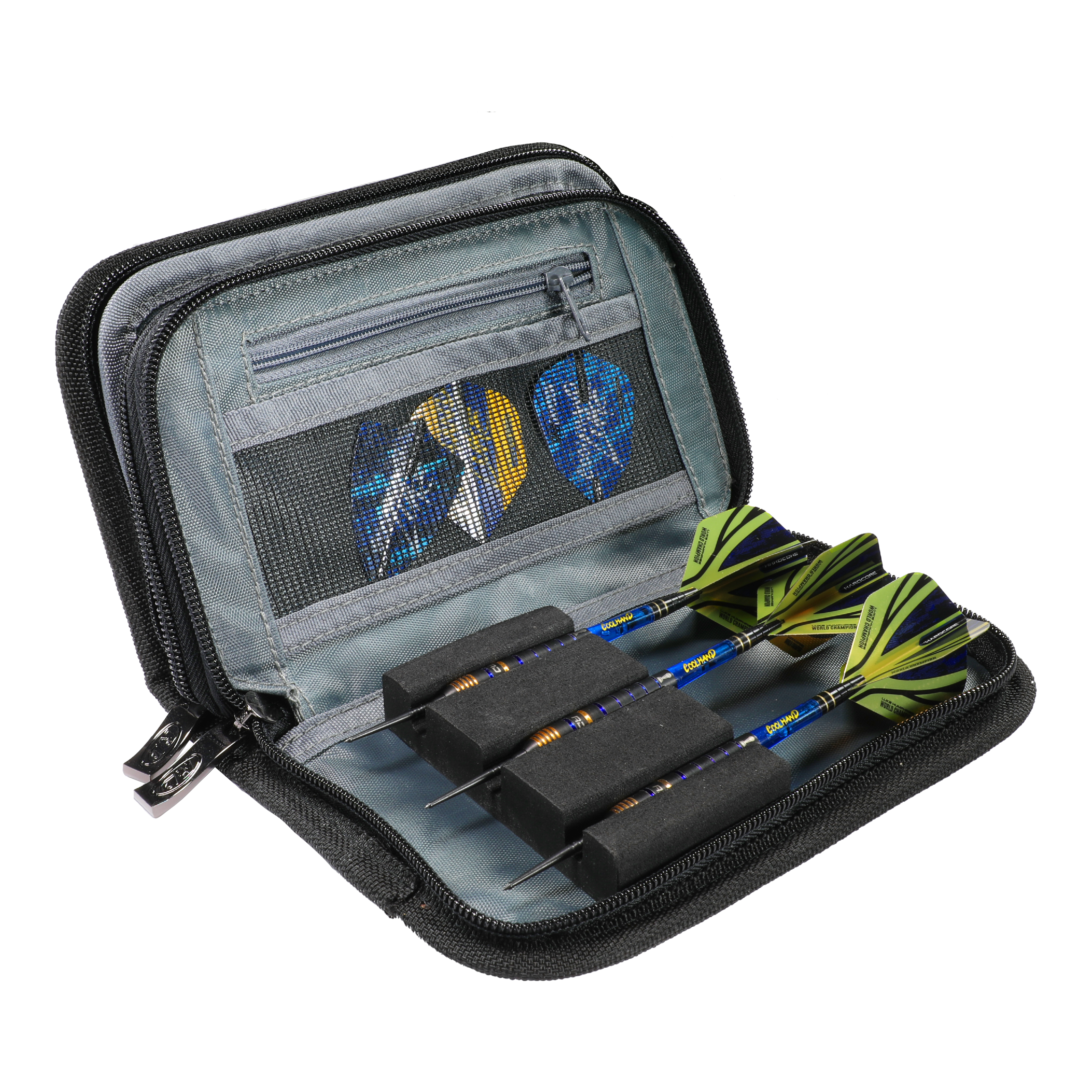 Portafoglio freccette Red Dragon Luke Humphries World Champion Firestone 2 Das Bild zeigt das Produkt 'Red Dragon Luke Humphries World Champion Firestone 2 Dartwallet'. In dem geöffneten Etui sind drei zusammengebaute Darts und Dartflights ordentlich aufbewahrt.