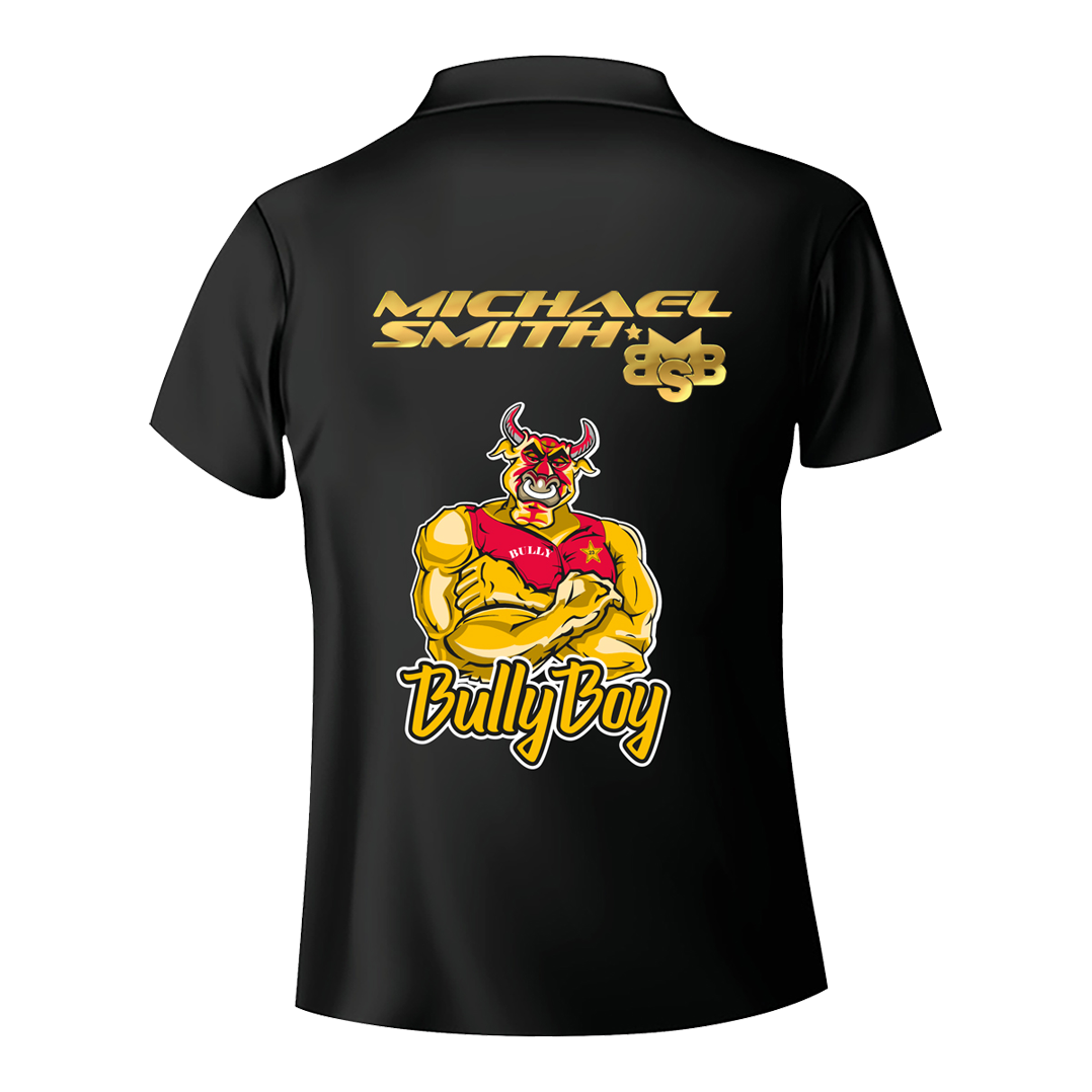 Maglietta con freccette a righe bianche di Shot Michael Smith Das Bild zeigt die Rückseite eines schwarzen Dartshirts mit dem Namen "Michael Smith" und dem Logo "BSB" in goldener Schrift. Darunter ist eine Comicfigur eines muskulösen Stiers mit dem Schriftzug "Bully Boy" zu sehen.