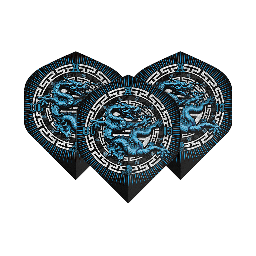 Alchimia Anno del Drago n. 2 Voli Standard Das Bild zeigt drei Dart-Flights mit einem blauen Drachenmotiv in der Mitte. Die Flights haben ein schwarzes Design mit weißen und blauen Akzenten.