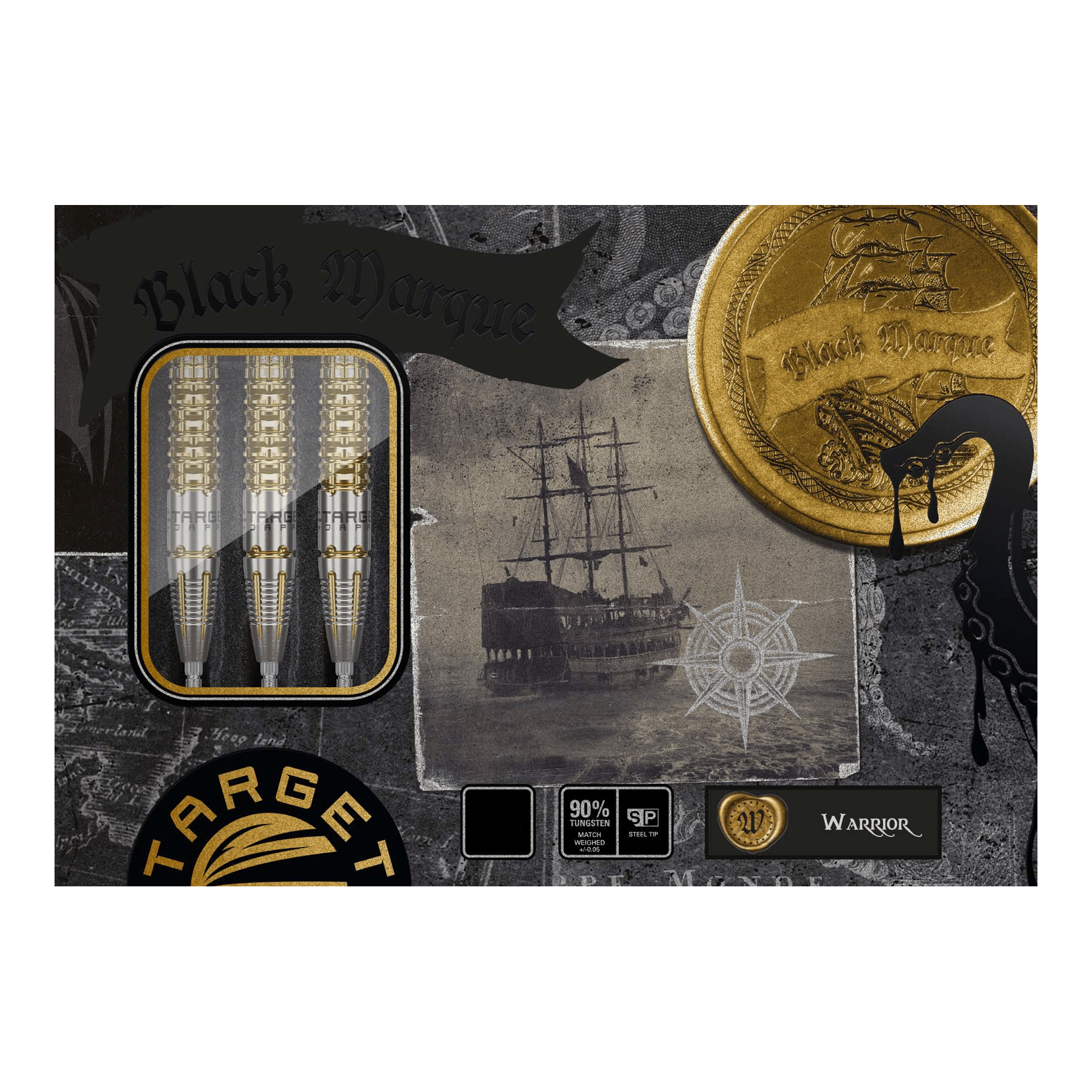 Freccette in acciaio Target Black Marque Warrior Swiss Point Das Bild zeigt die Verpackung der "Target Black Marque Warrior Swiss Point Steeldarts". Auf der Verpackung sind außerdem ein altes Segelschiff, eine goldene Münze und drei Darts abgebildet.