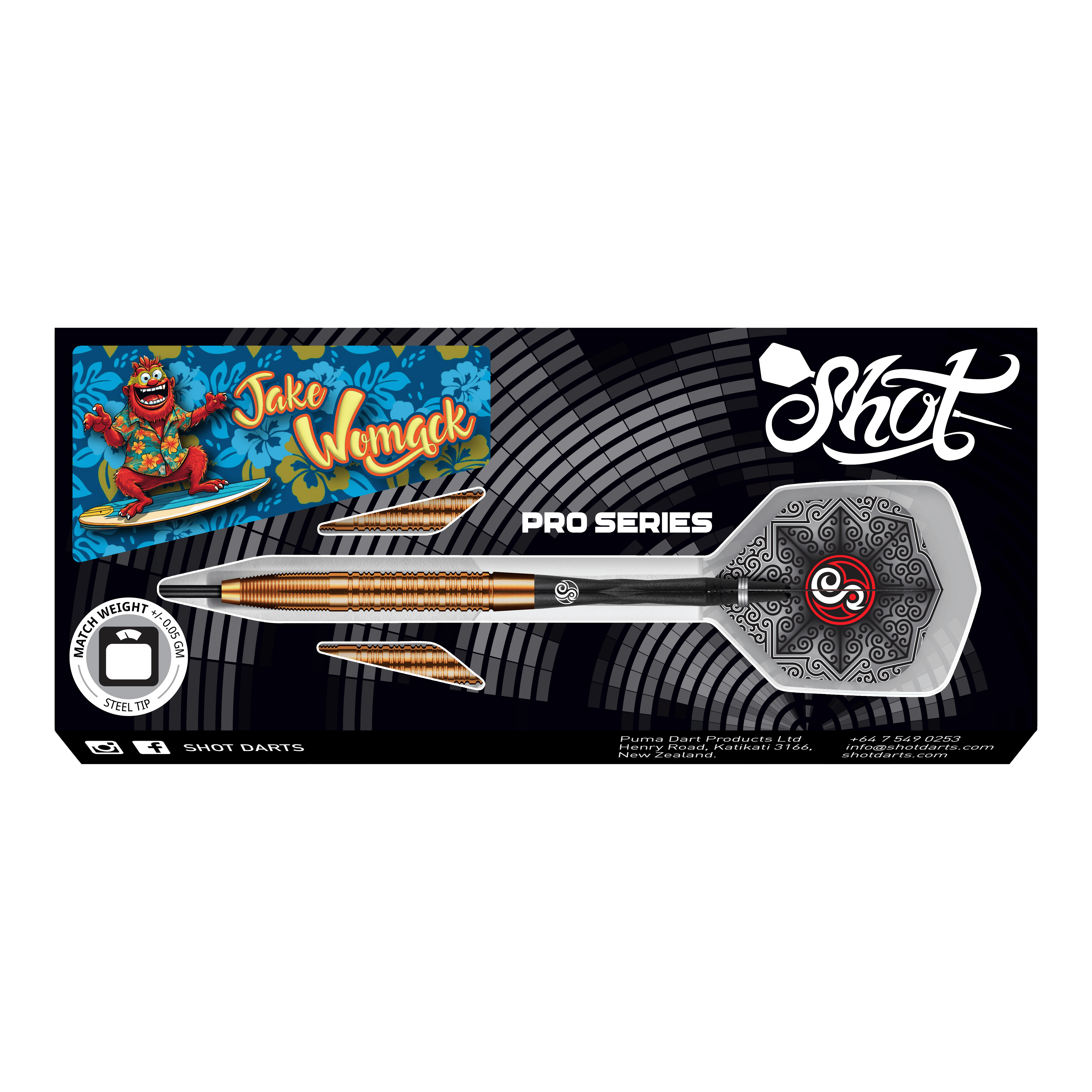 Freccette in acciaio Shot Pro Series Jake Womack - 23 g Das Bild zeigt die "Shot Pro Series Jake Womack Steeldarts - 23g" in ihrer Verpackung. Die Darts haben ein auffälliges Design und sind mit einem Comic-Surfer-Motiv verziert.