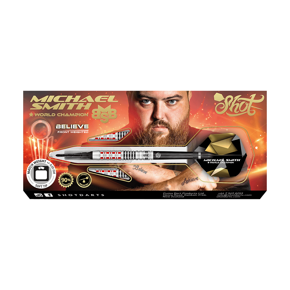 Shot Michael Smith Credi alle freccette morbide Auf dem Bild ist eine Verpackung für Softdarts mit dem Namen "Michael Smith Believe" zu sehen. Im Hintergrund ist ein Porträt eines Mannes mit Bart abgebildet.