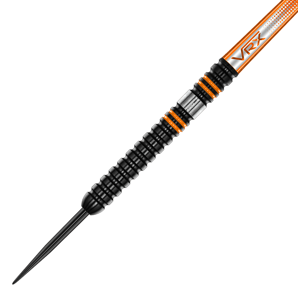 RD2527_Red_Dragon_Amberjack_Pro_1_Steeldarts_2 Das Bild zeigt einen Red Dragon Amberjack Pro 1 Steeldart. Der Dart ist schwarz mit orangenen Akzenten und hat eine Spitze aus Metall.